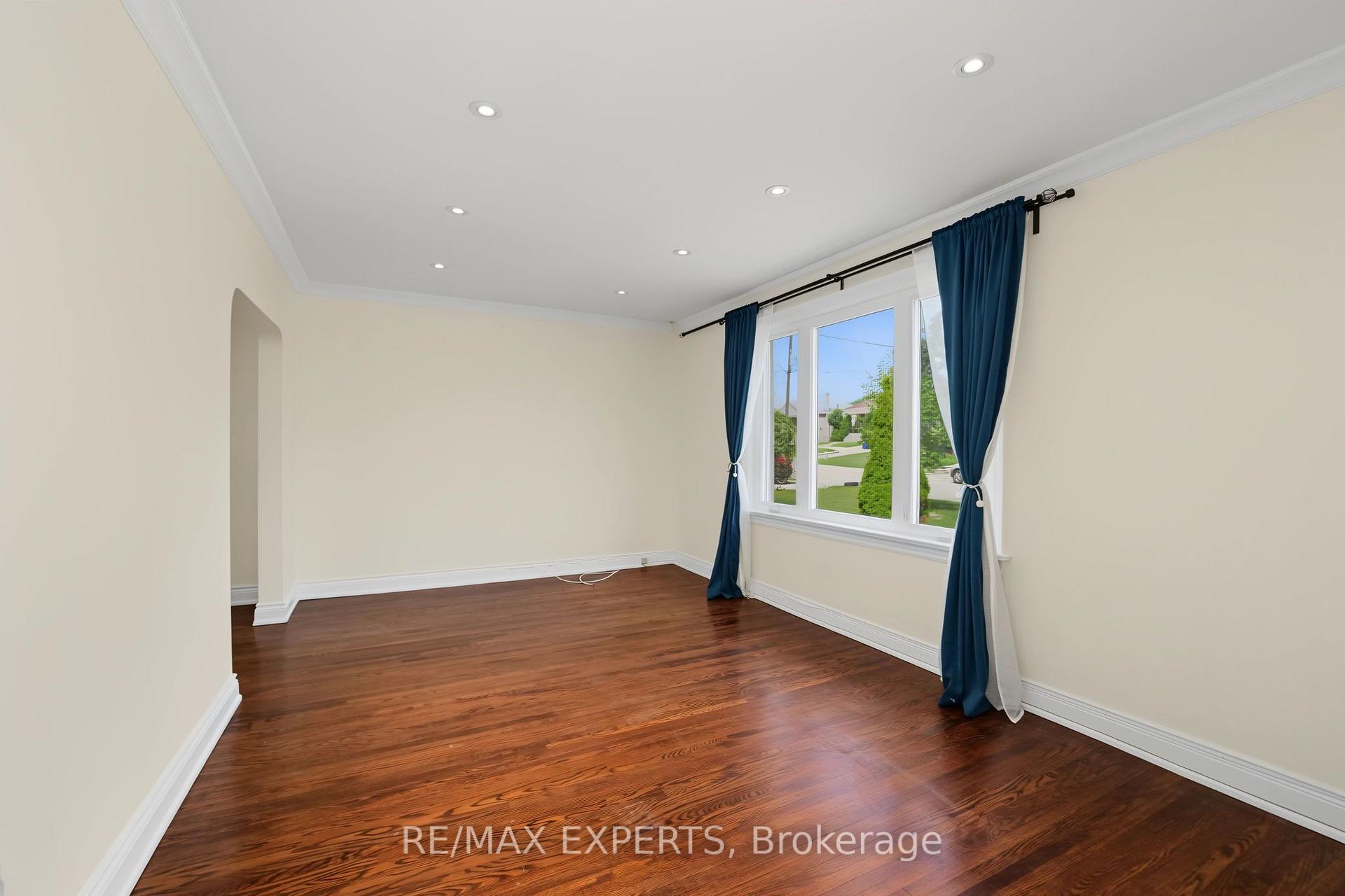 Photo 10 of 8 Palamar Road, North York, Downsview-Roding-CFB — HOMEH