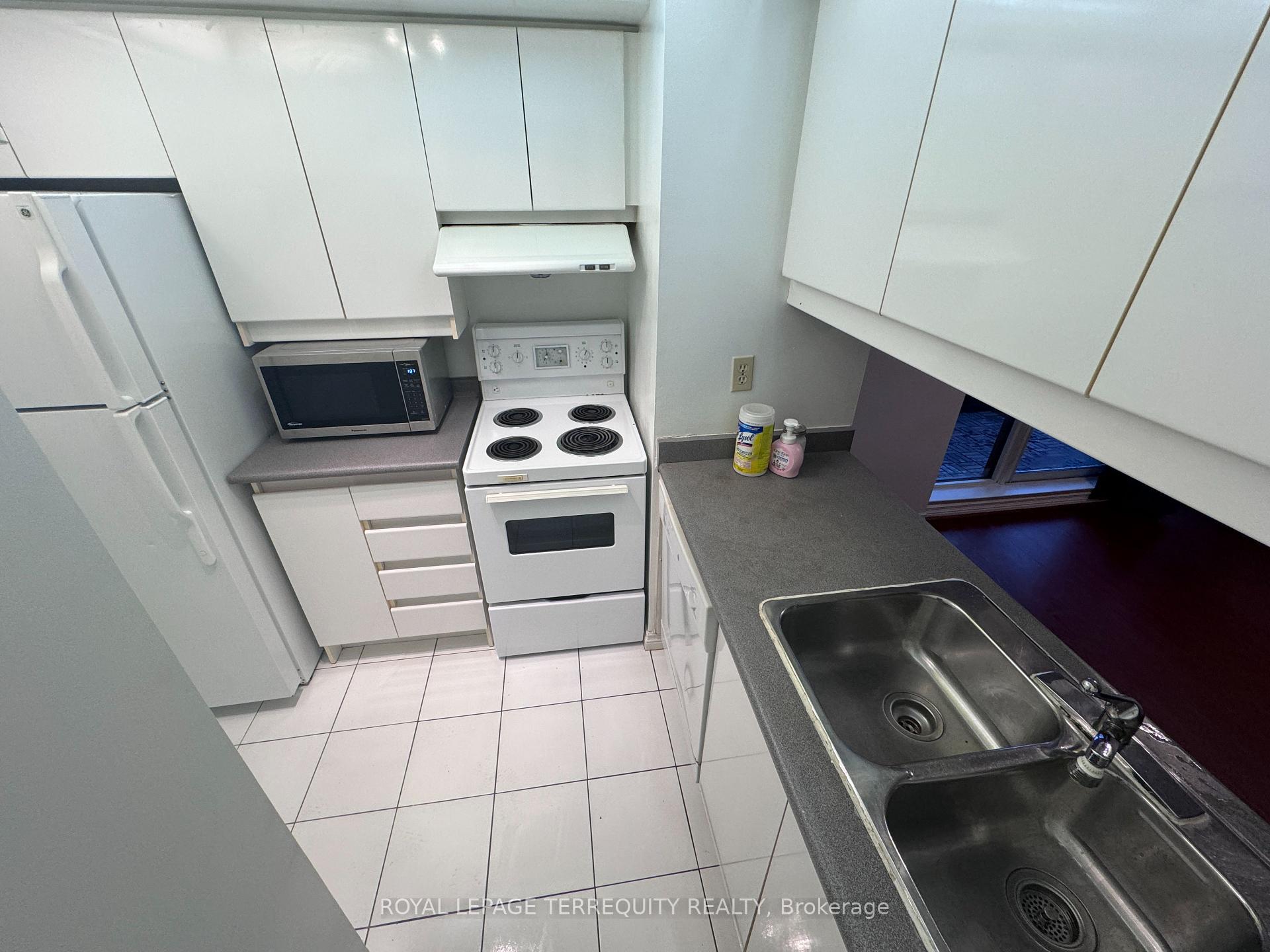 Photo 3 of Unit 907, 736 Bay Street, Toronto, Bay Street Corridor — HOMEH