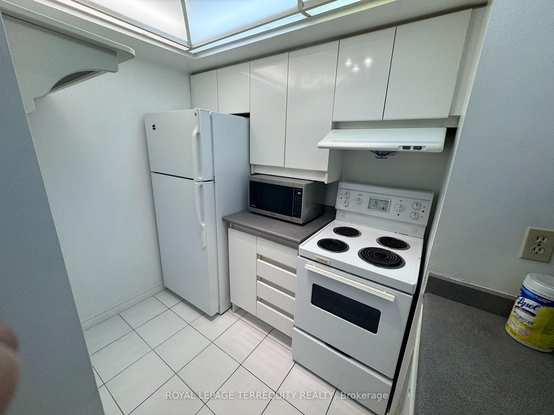 Photo 4 of Unit 907, 736 Bay Street, Toronto, Bay Street Corridor — HOMEH