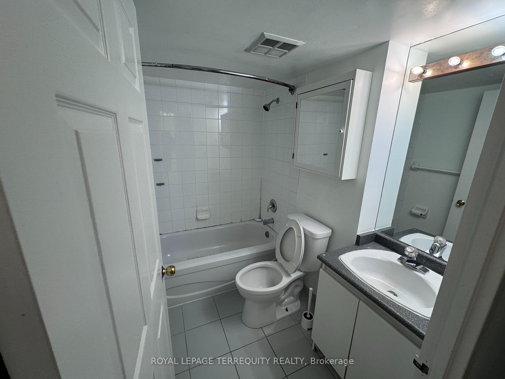 Photo 5 of Unit 907, 736 Bay Street, Toronto, Bay Street Corridor — HOMEH