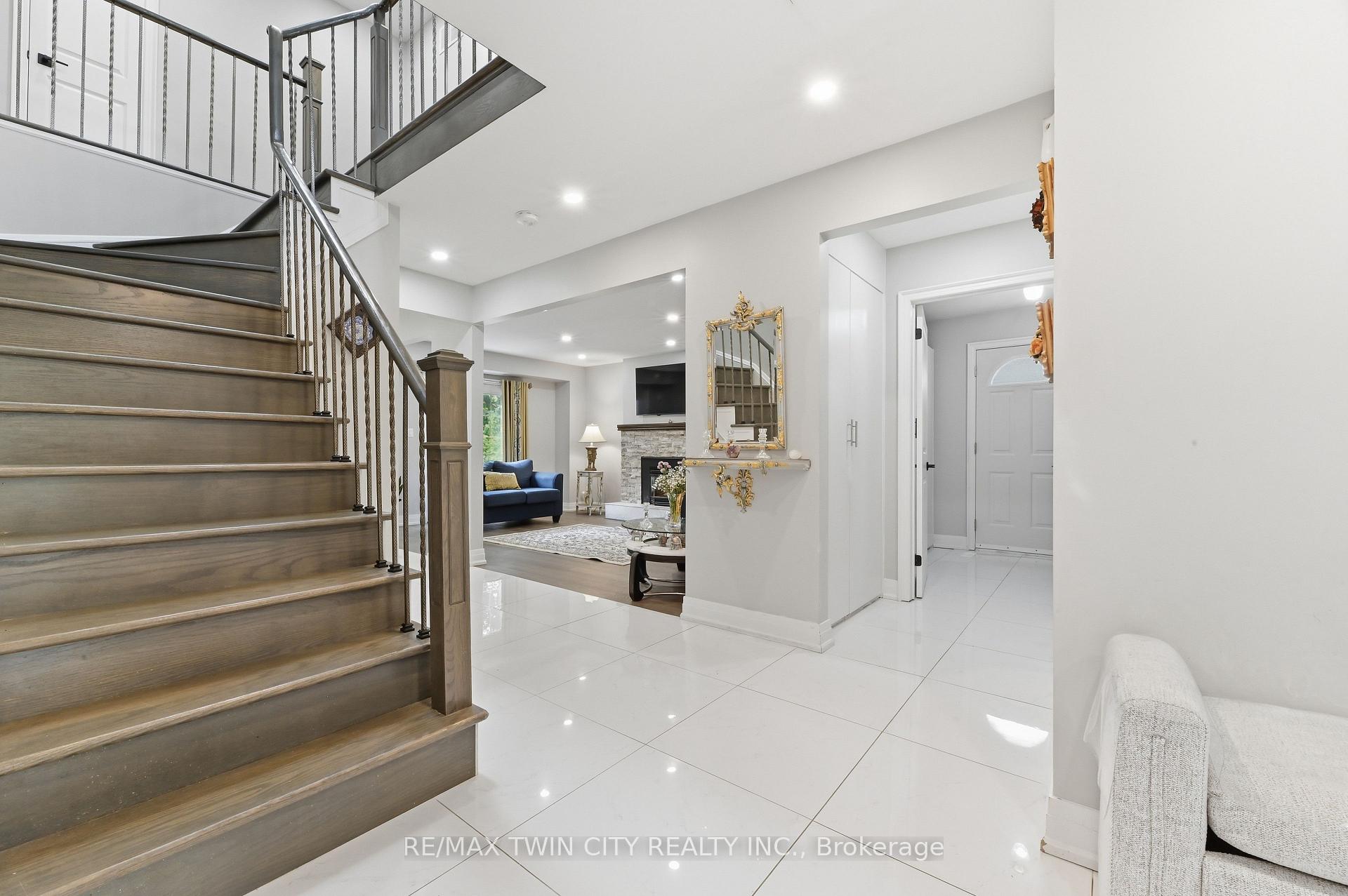 Photo 3 of 512 Hawthorne Crescent, Milton, Bronte Meadows — HOMEH