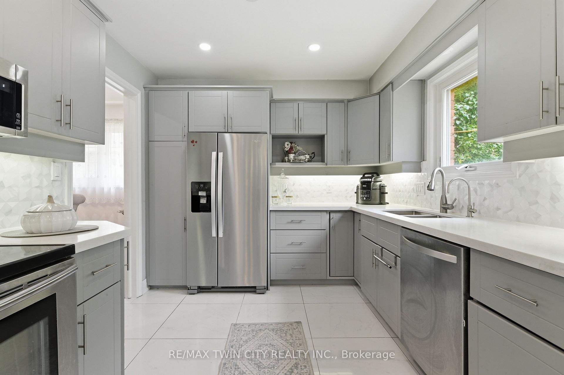 Photo 9 of 512 Hawthorne Crescent, Milton, Bronte Meadows — HOMEH