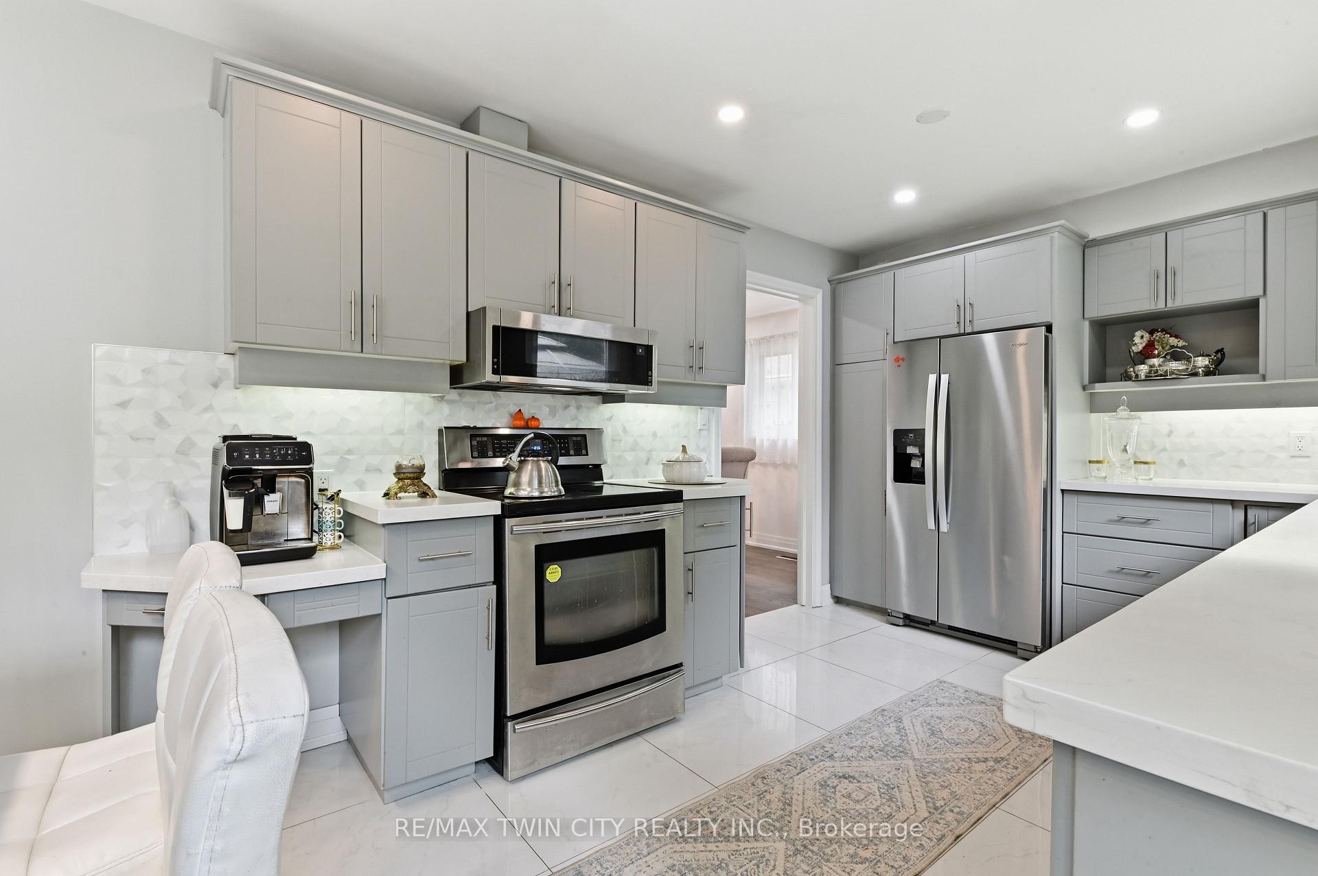 Photo 10 of 512 Hawthorne Crescent, Milton, Bronte Meadows — HOMEH