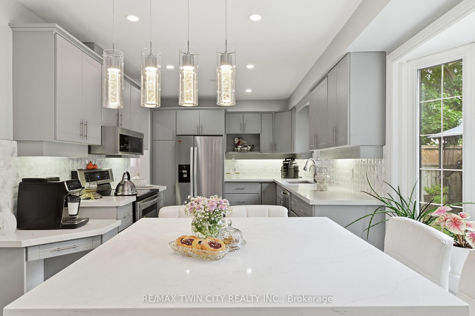 Photo 12 of 512 Hawthorne Crescent, Milton, Bronte Meadows — HOMEH