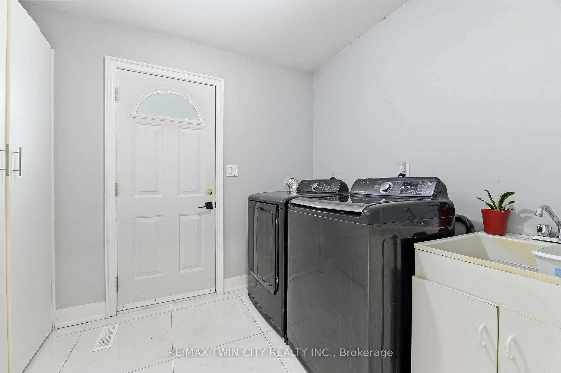 Photo 17 of 512 Hawthorne Crescent, Milton, Bronte Meadows — HOMEH