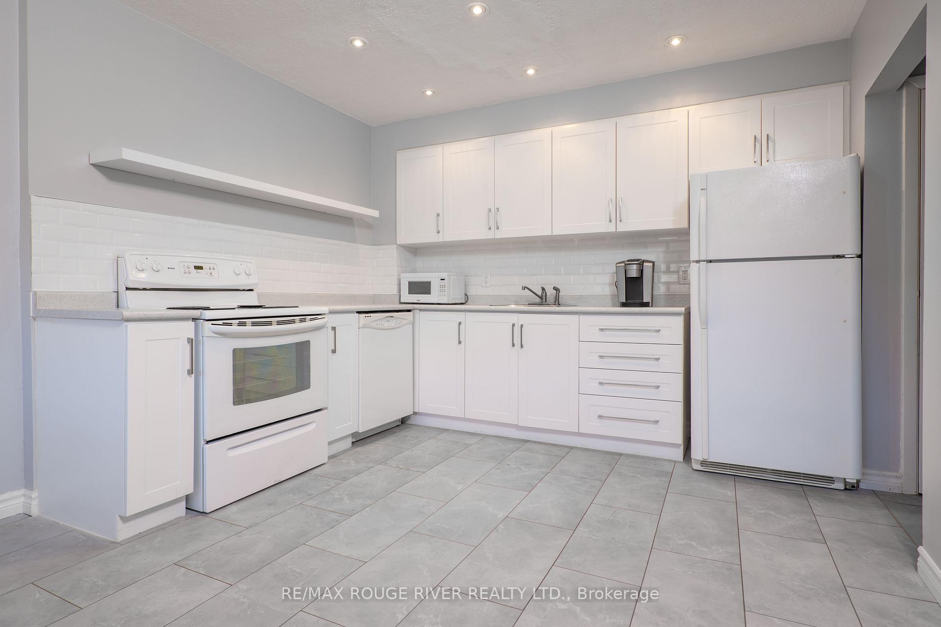 Photo 3 of Unit 27, 925 Bayly Street, Pickering, West Shore — HOMEH