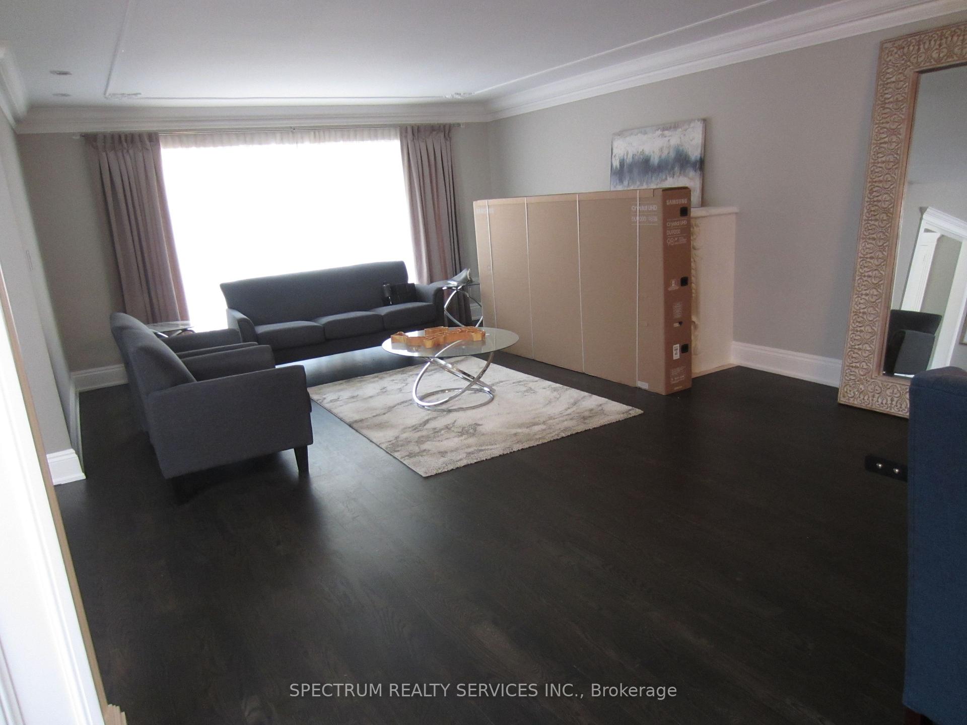 Photo 6 of 135 Hayhoe Avenue, Vaughan, East Woodbridge — HOMEH
