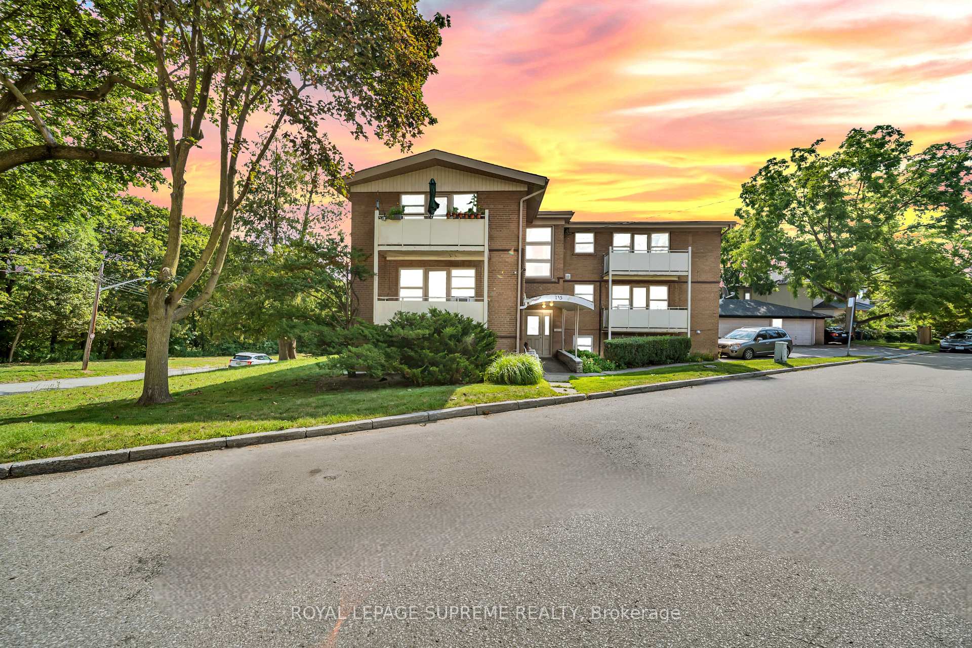 Photo 1 of Unit 4, 135 Kingsway Crescent, Etobicoke, Kingsway South — HOMEH