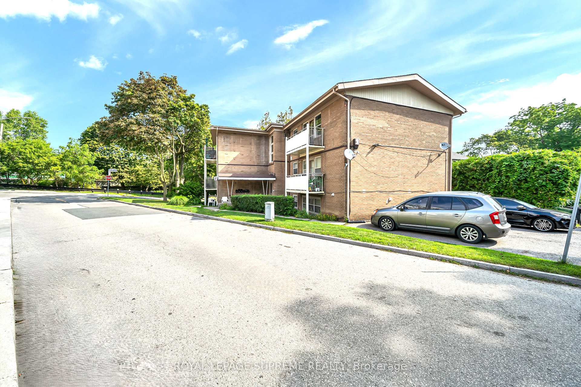 Photo 2 of Unit 4, 135 Kingsway Crescent, Etobicoke, Kingsway South — HOMEH