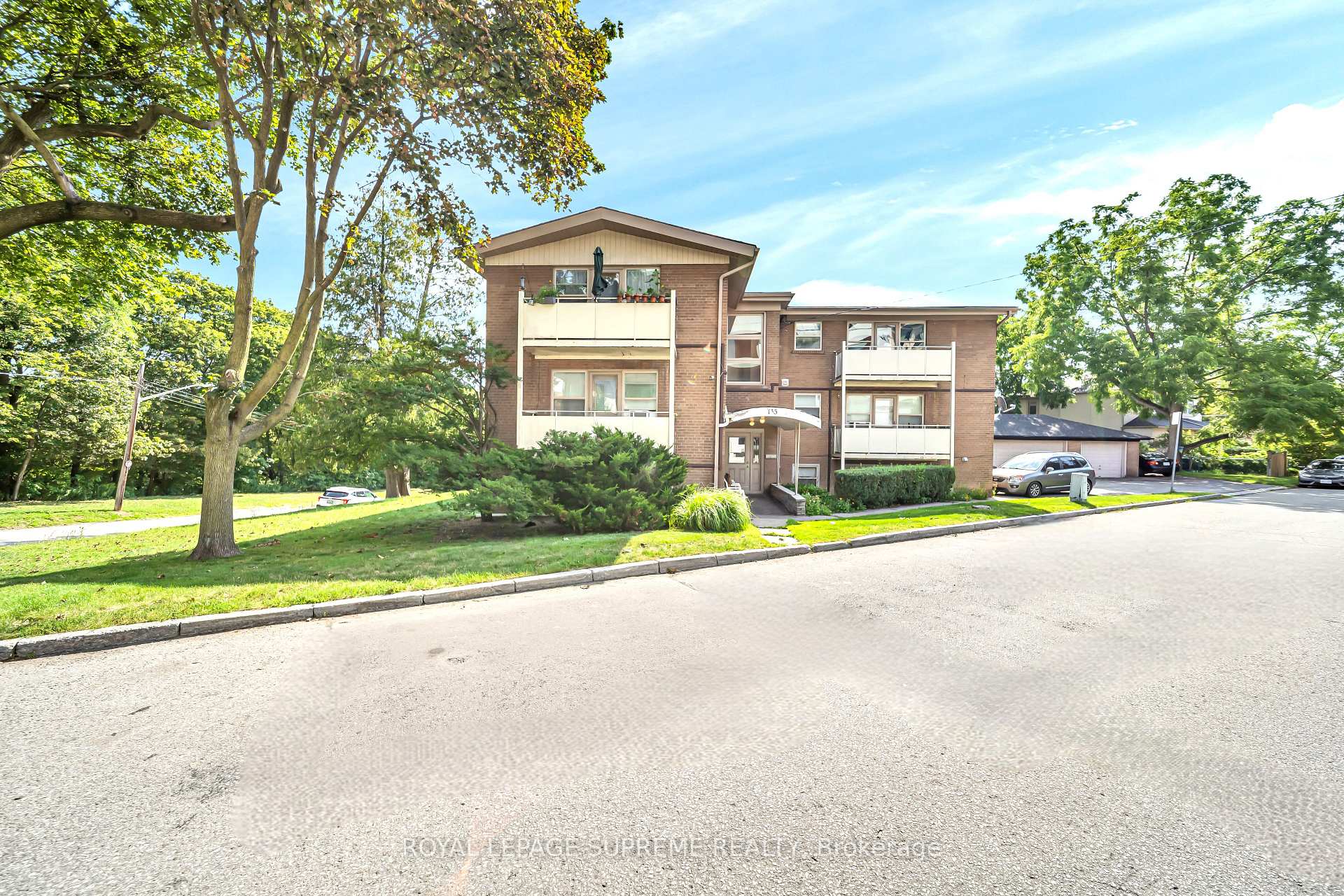 Photo 3 of Unit 4, 135 Kingsway Crescent, Etobicoke, Kingsway South — HOMEH