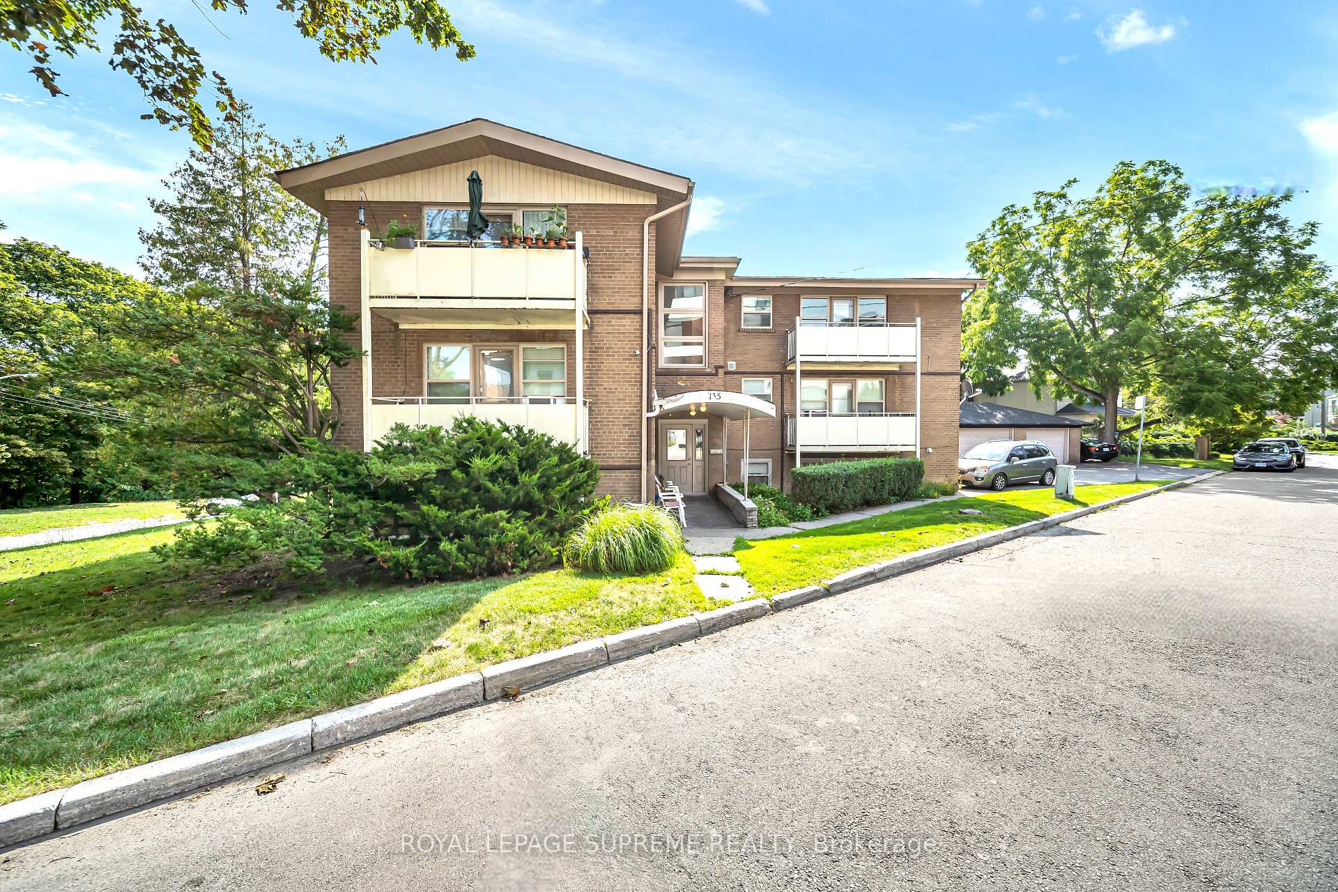 Photo 4 of Unit 4, 135 Kingsway Crescent, Etobicoke, Kingsway South — HOMEH