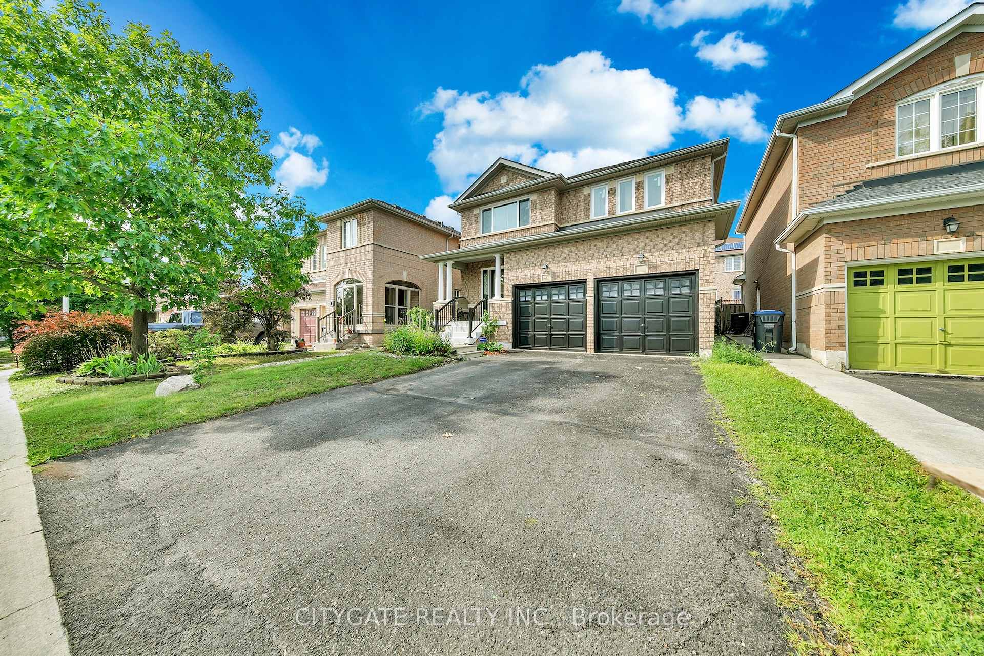 Photo 2 of 40 Linderwood Drive, Brampton, Fletcher's Meadow — HOMEH