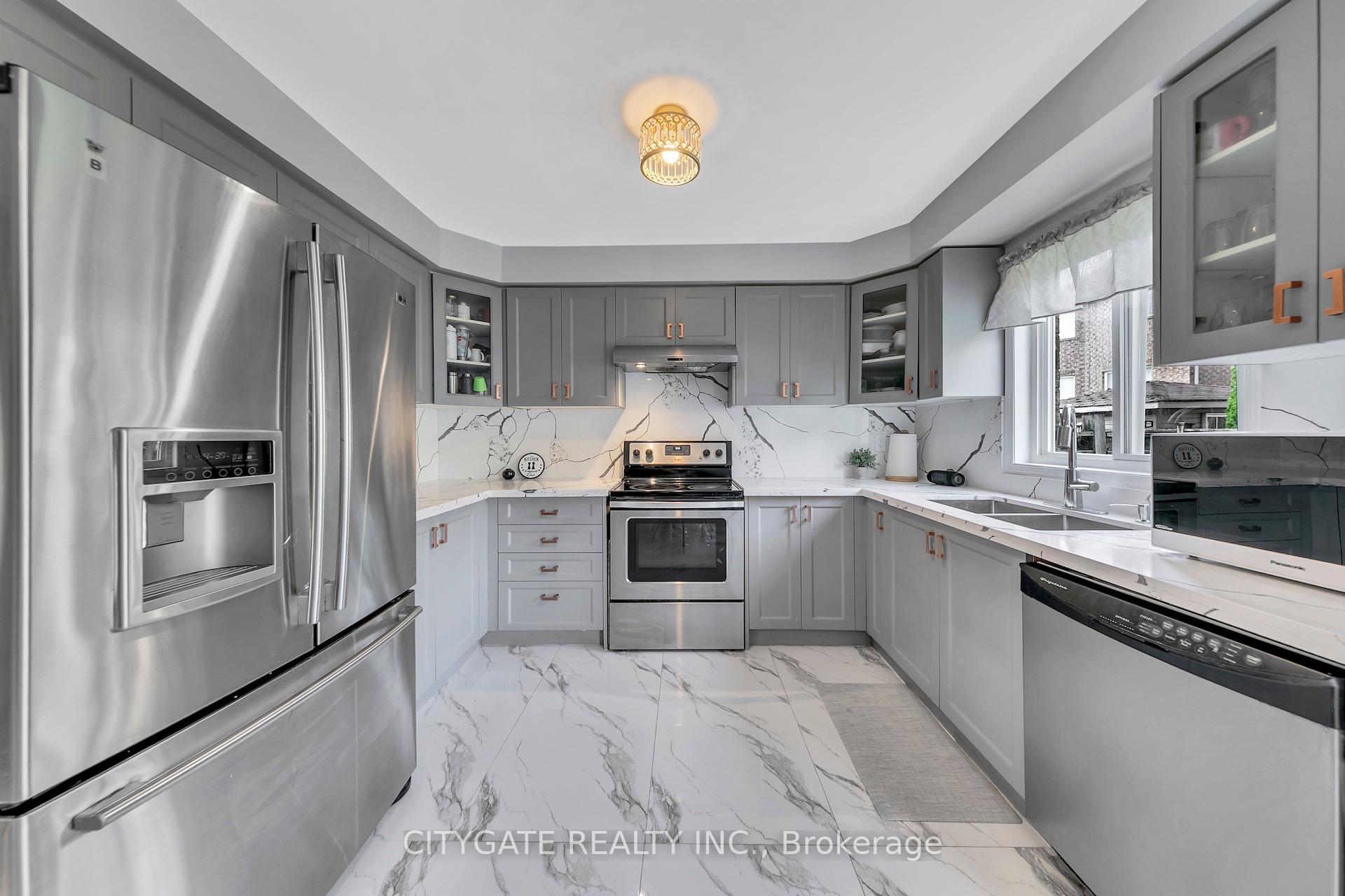 Photo 4 of 40 Linderwood Drive, Brampton, Fletcher's Meadow — HOMEH