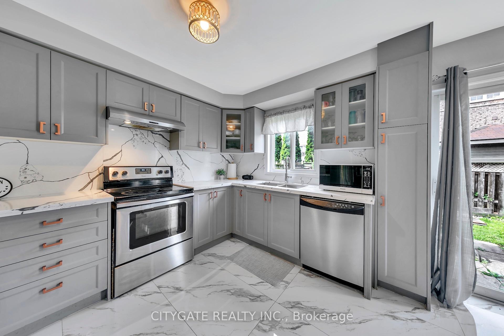 Photo 5 of 40 Linderwood Drive, Brampton, Fletcher's Meadow — HOMEH