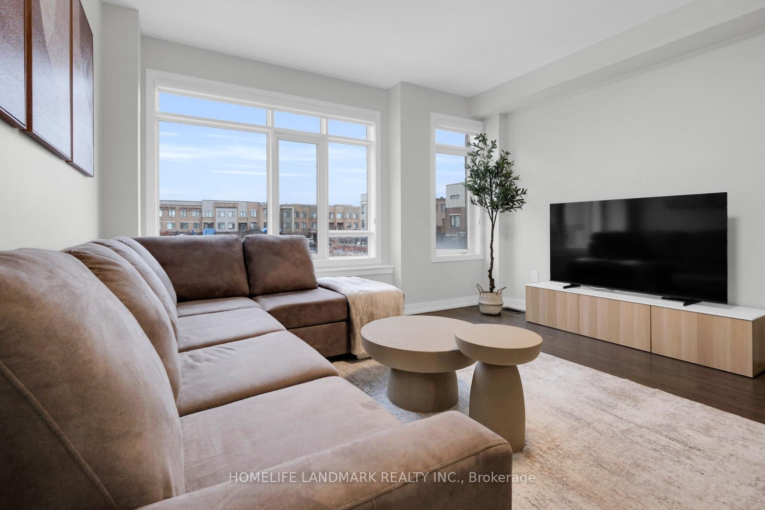 Photo 3 of 217 Salterton Circle, Vaughan, Rural Vaughan — HOMEH