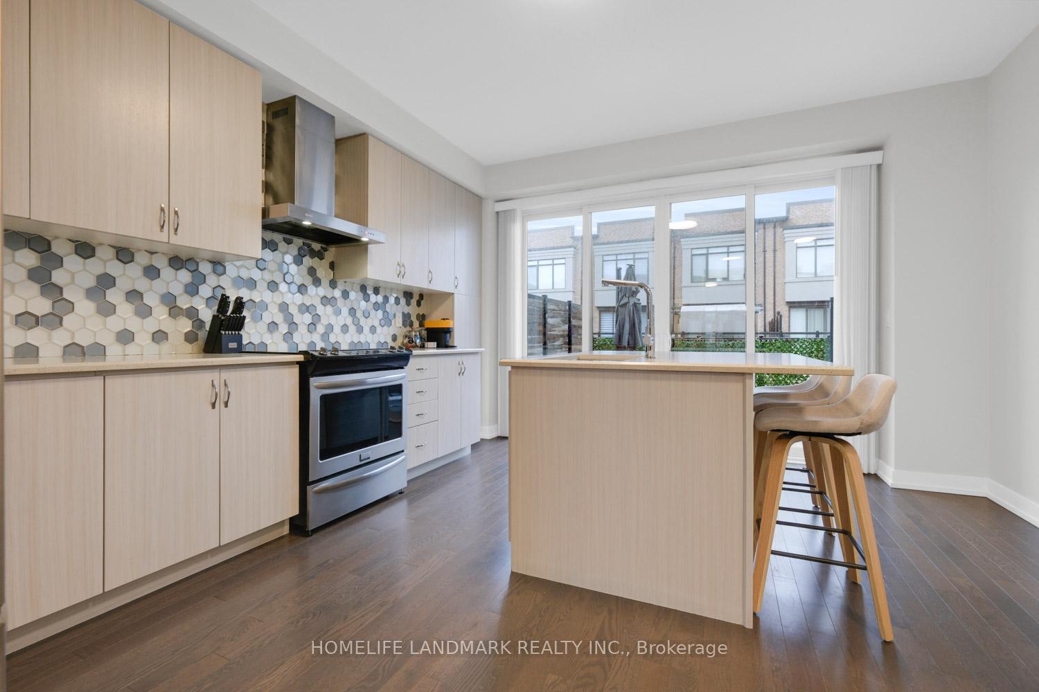 Photo 9 of 217 Salterton Circle, Vaughan, Rural Vaughan — HOMEH