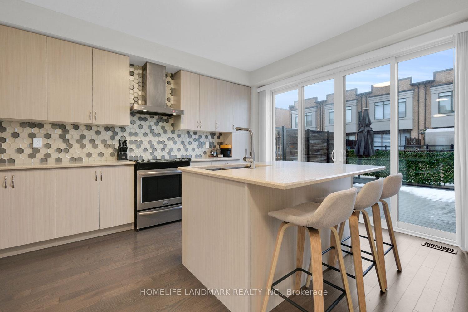 Photo 10 of 217 Salterton Circle, Vaughan, Rural Vaughan — HOMEH