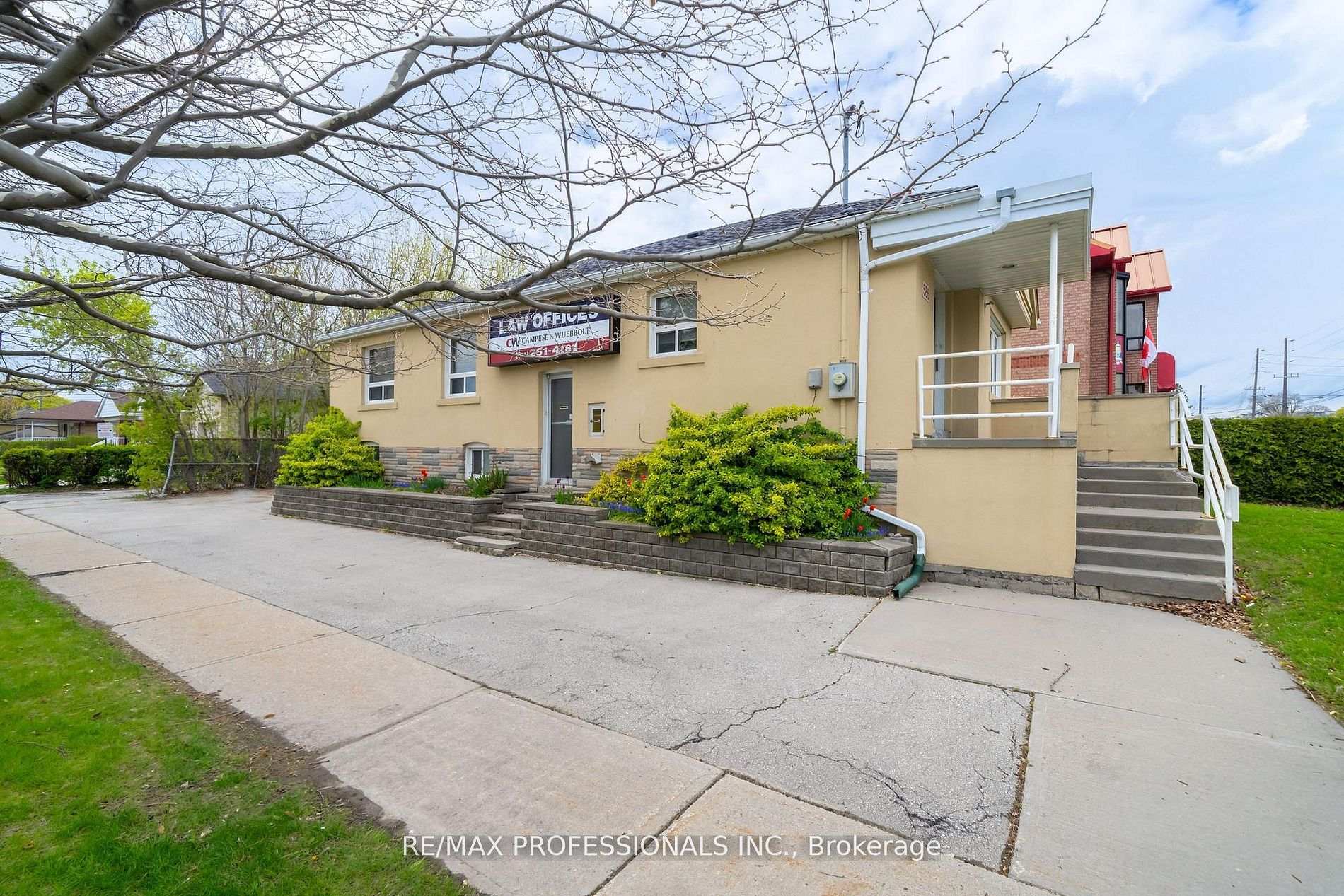 Photo 2 of 586 Browns Line, Etobicoke, Alderwood — HOMEH
