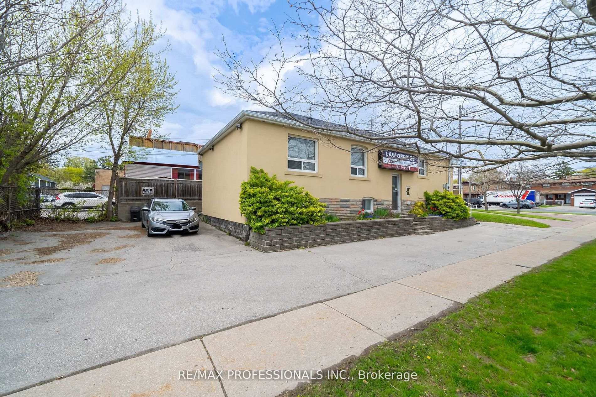 Photo 3 of 586 Browns Line, Etobicoke, Alderwood — HOMEH