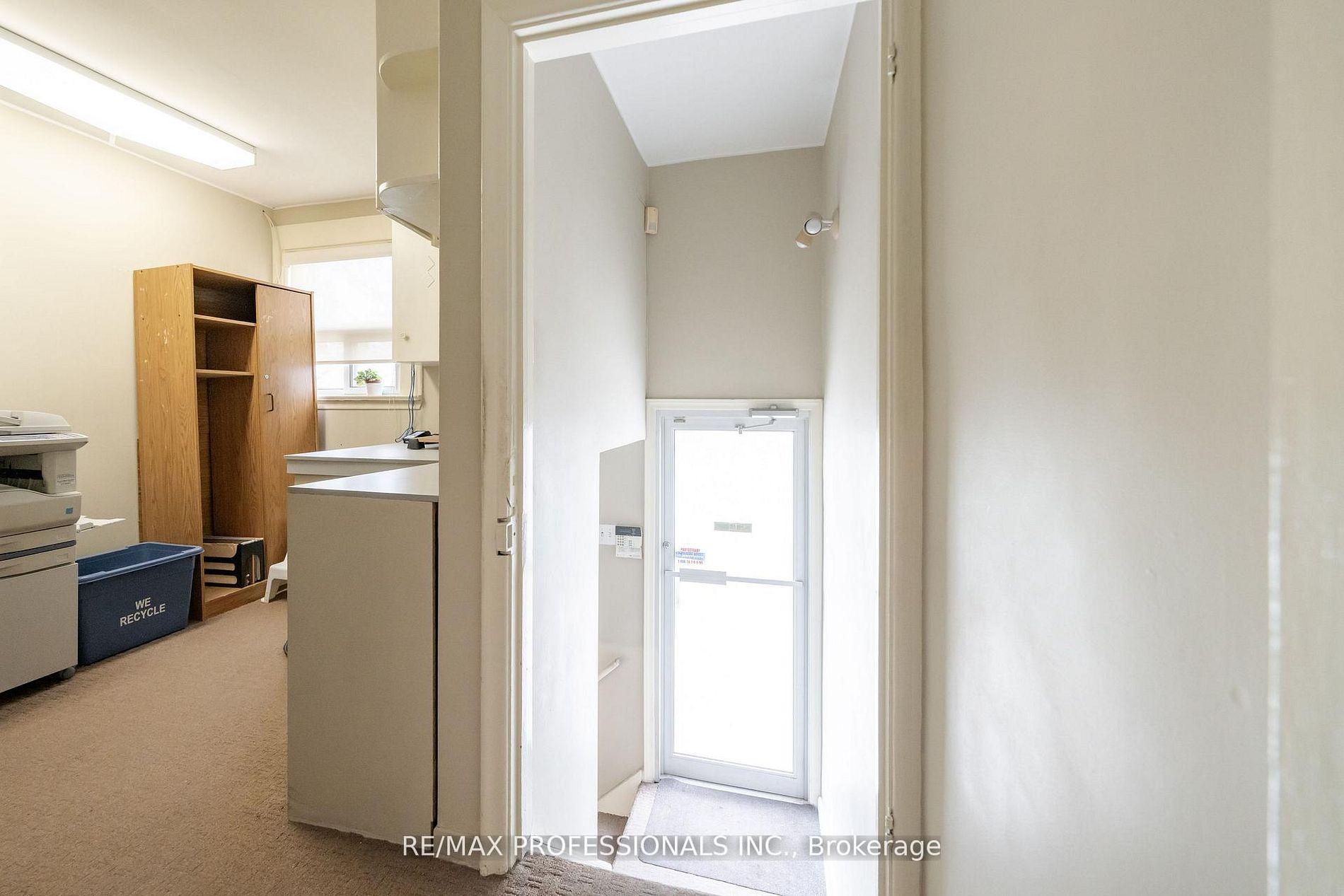 Photo 8 of 586 Browns Line, Etobicoke, Alderwood — HOMEH