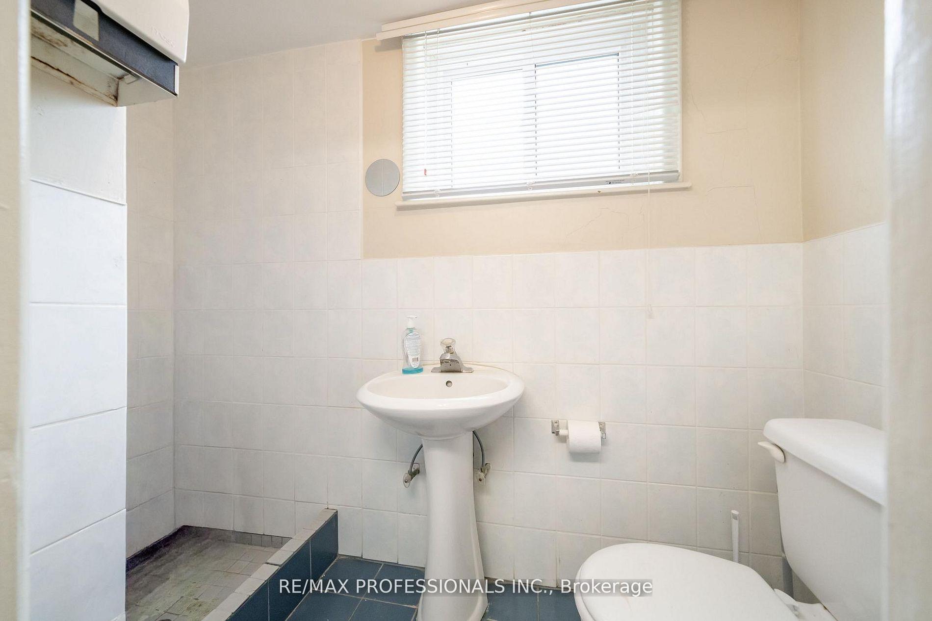 Photo 19 of 586 Browns Line, Etobicoke, Alderwood — HOMEH