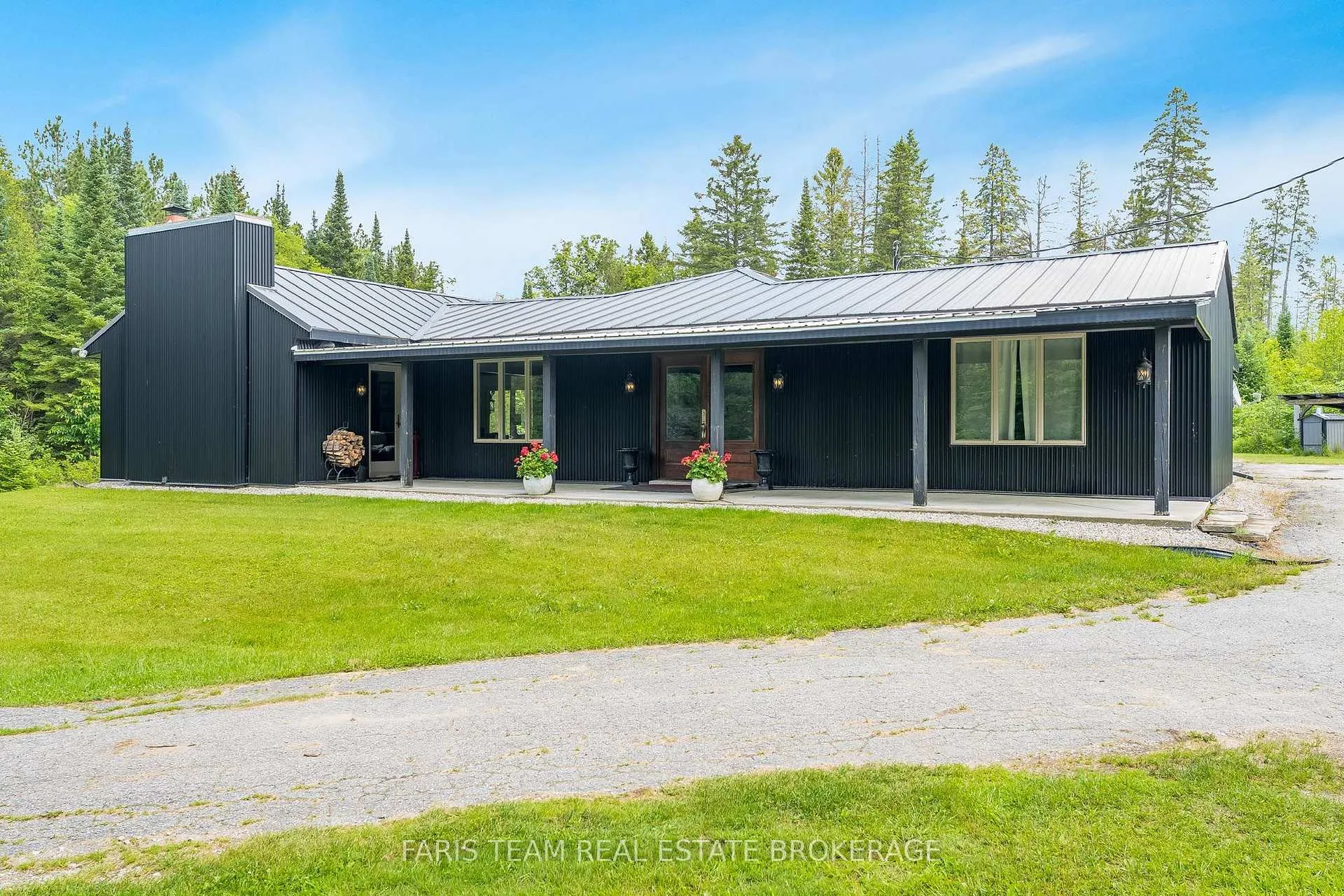 Photo 3 of 1076 Beaver Lane, Springwater, Rural Springwater — HOMEH