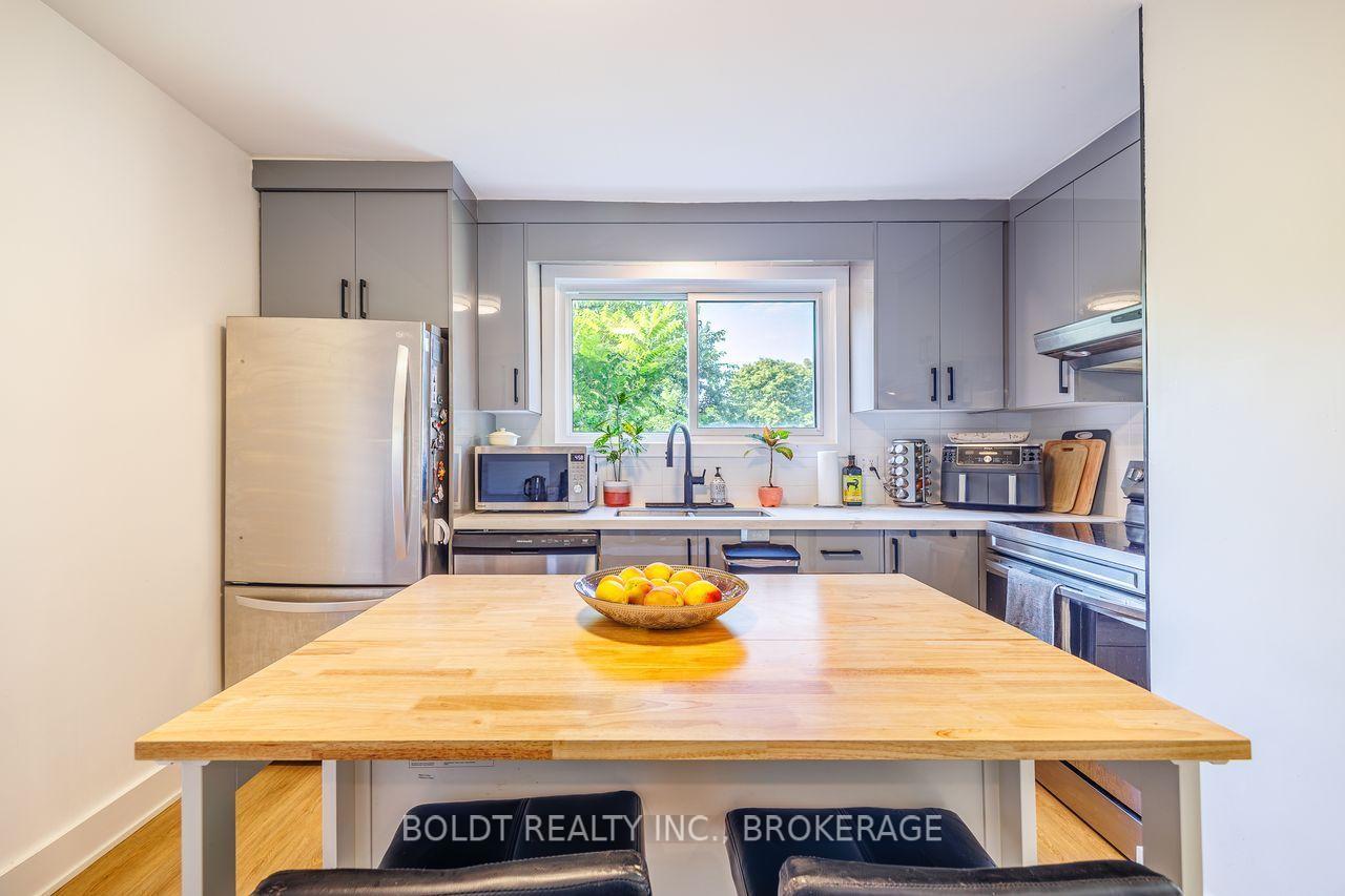 Photo 3 of 47 Brackencrest Road, St. Catharines, Secord Woods — HOMEH