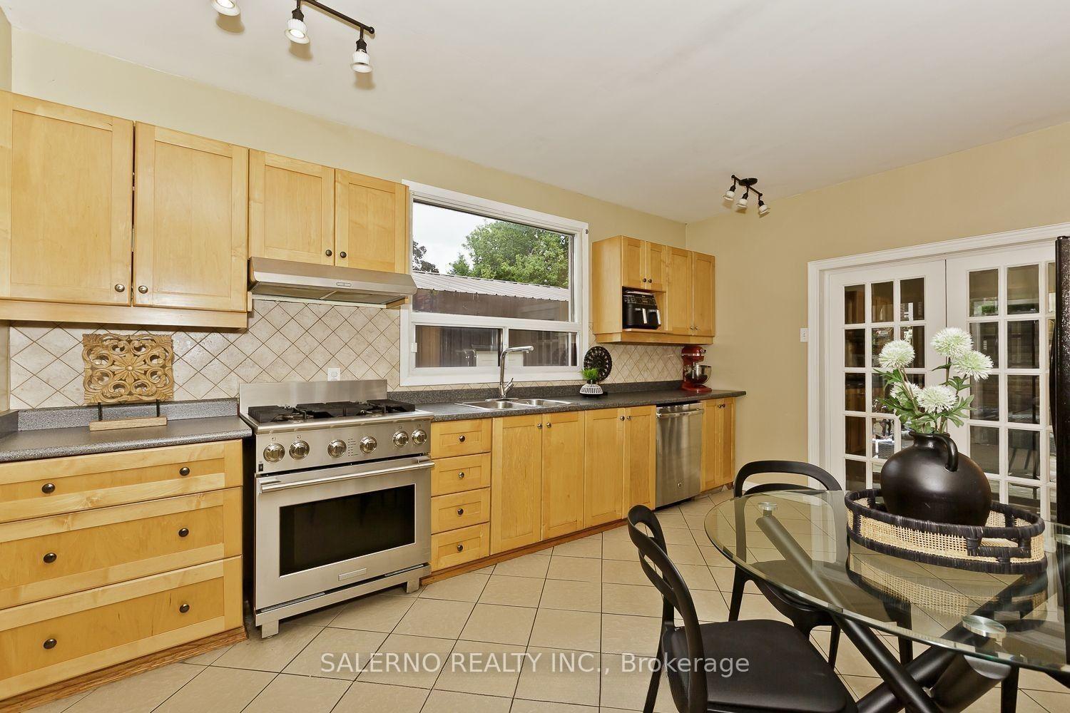 Photo 12 of 34 Fairfield Avenue, Etobicoke, Long Branch — HOMEH