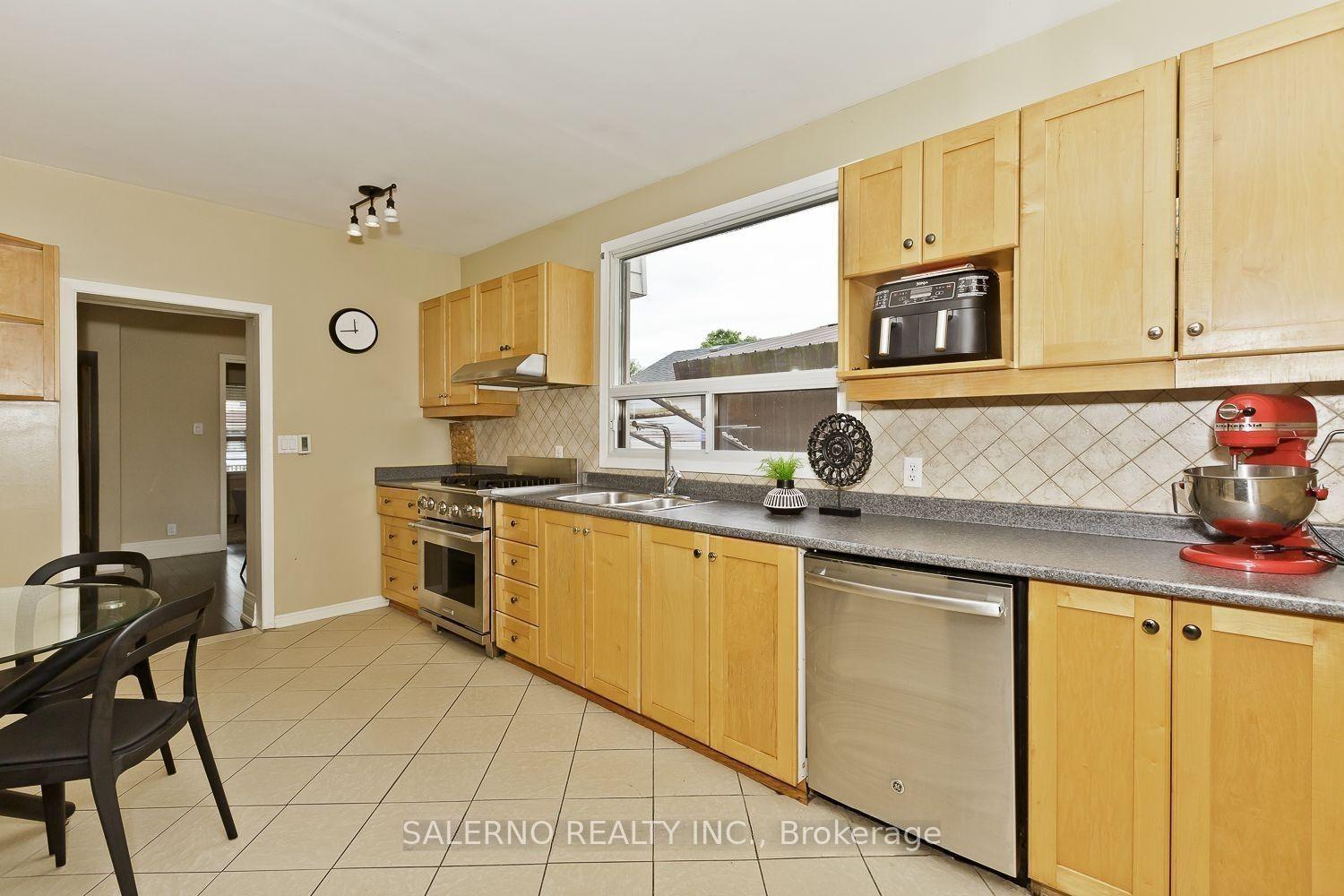 Photo 13 of 34 Fairfield Avenue, Etobicoke, Long Branch — HOMEH