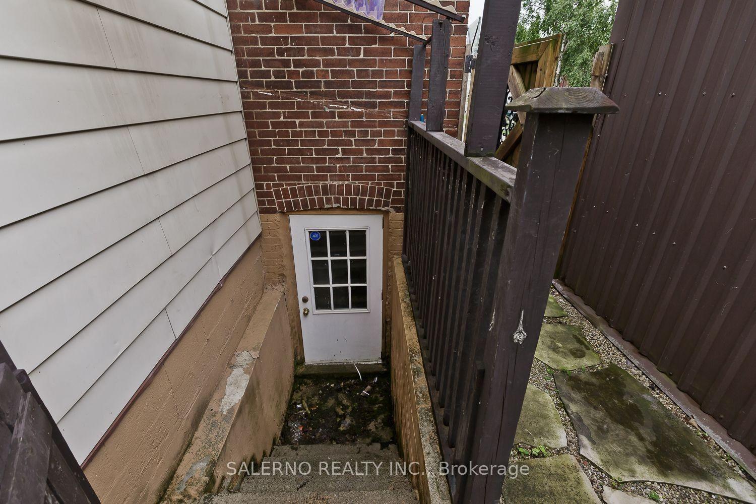 Photo 28 of 34 Fairfield Avenue, Etobicoke, Long Branch — HOMEH
