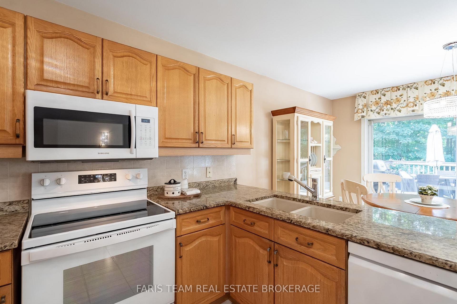 Photo 6 of 157 Emms Drive, Barrie, Holly — HOMEH