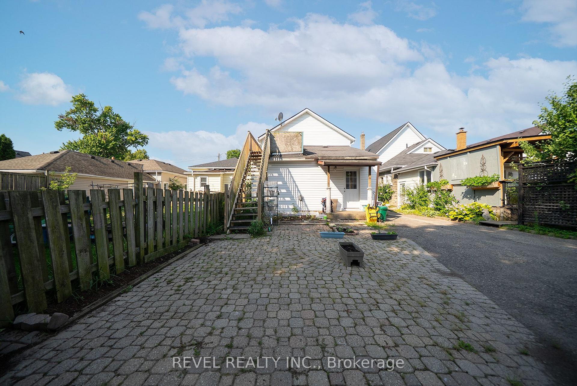 Photo 3 of Unit UPPER, 20 Fair Avenue, Brantford, Eagle Place — HOMEH
