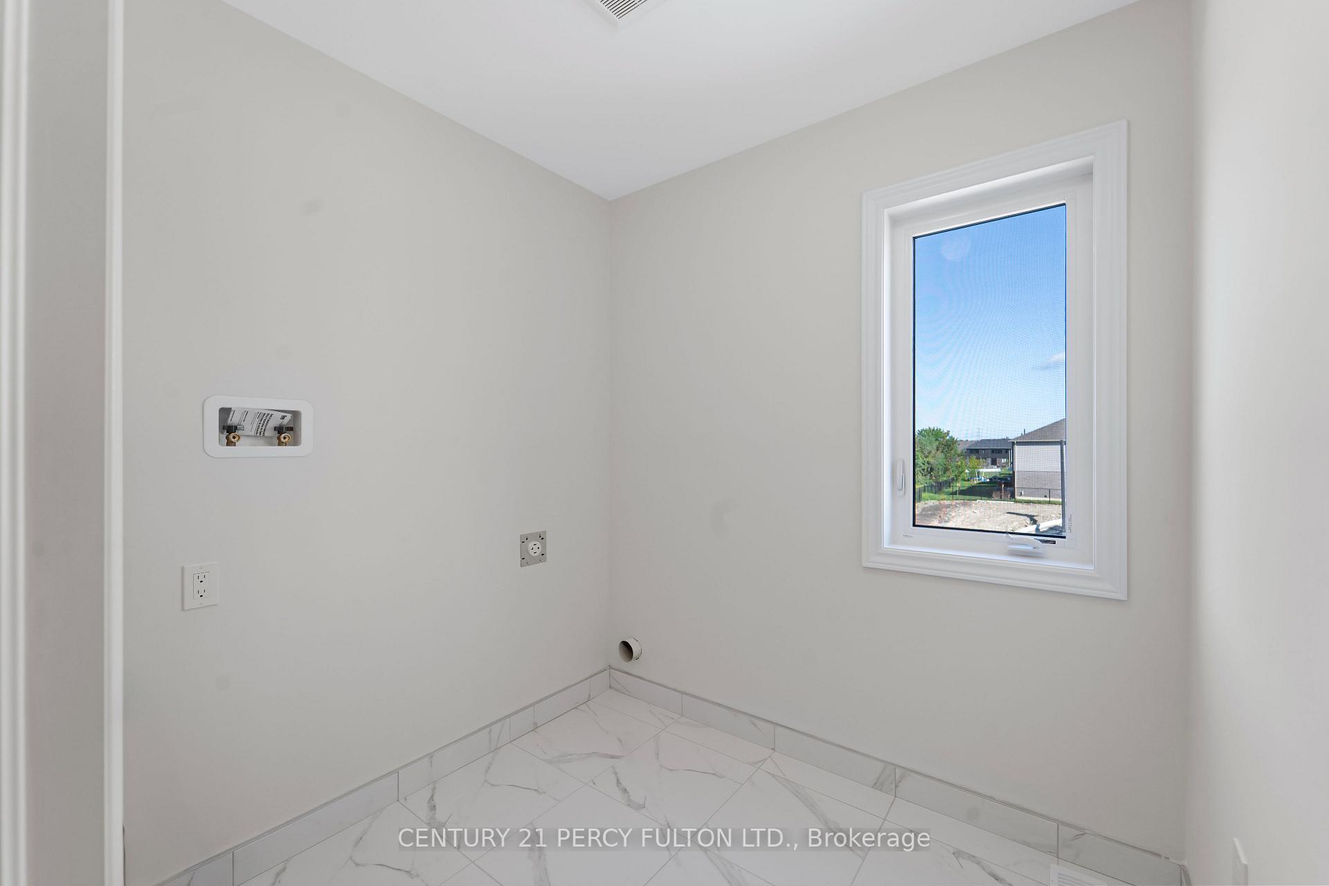 Photo 16 of 47 Watts Mews, Kawartha Lakes, Lindsay — HOMEH