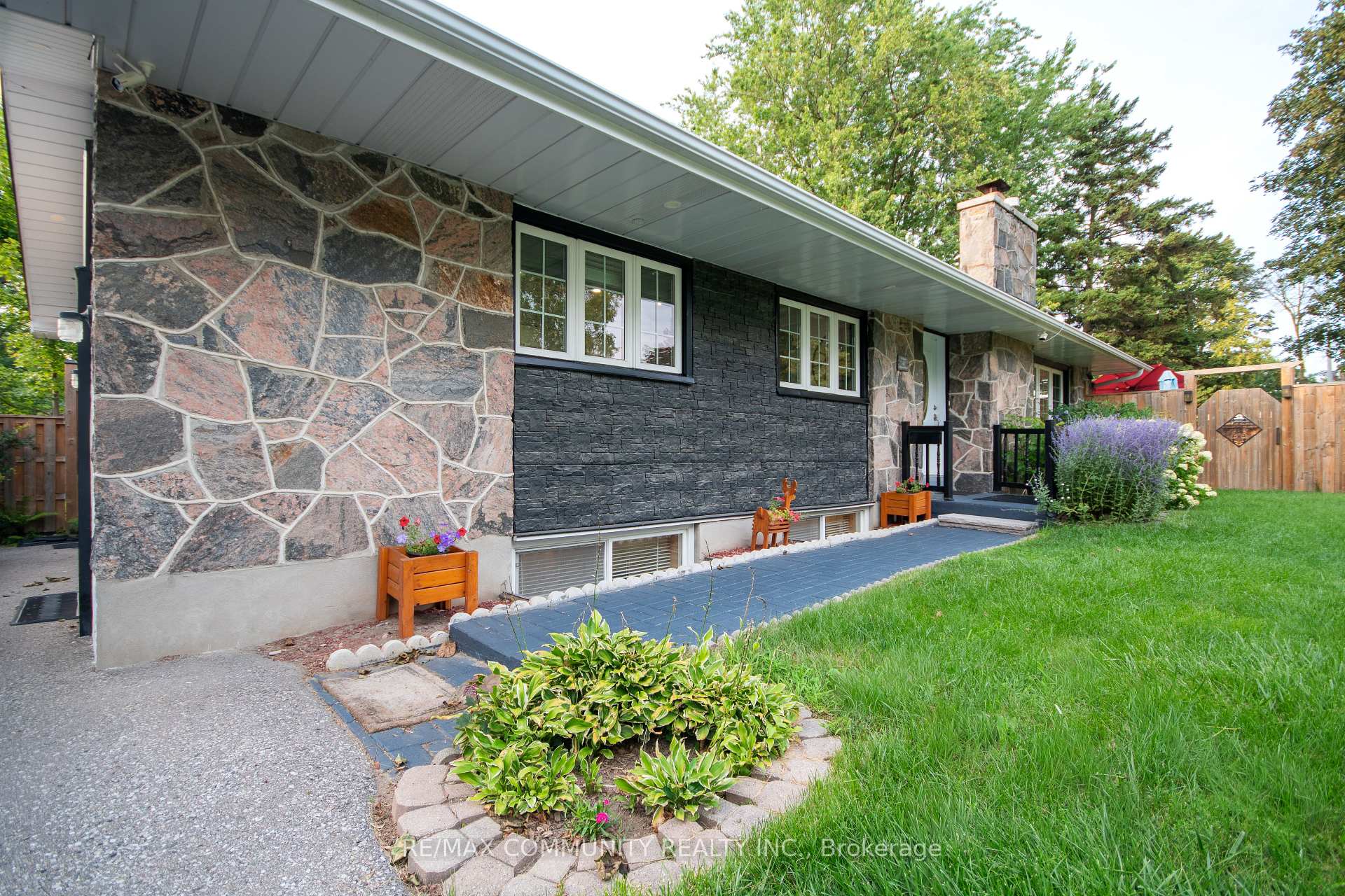 Photo 2 of 167 Simpson Road, Ajax, South East — HOMEH