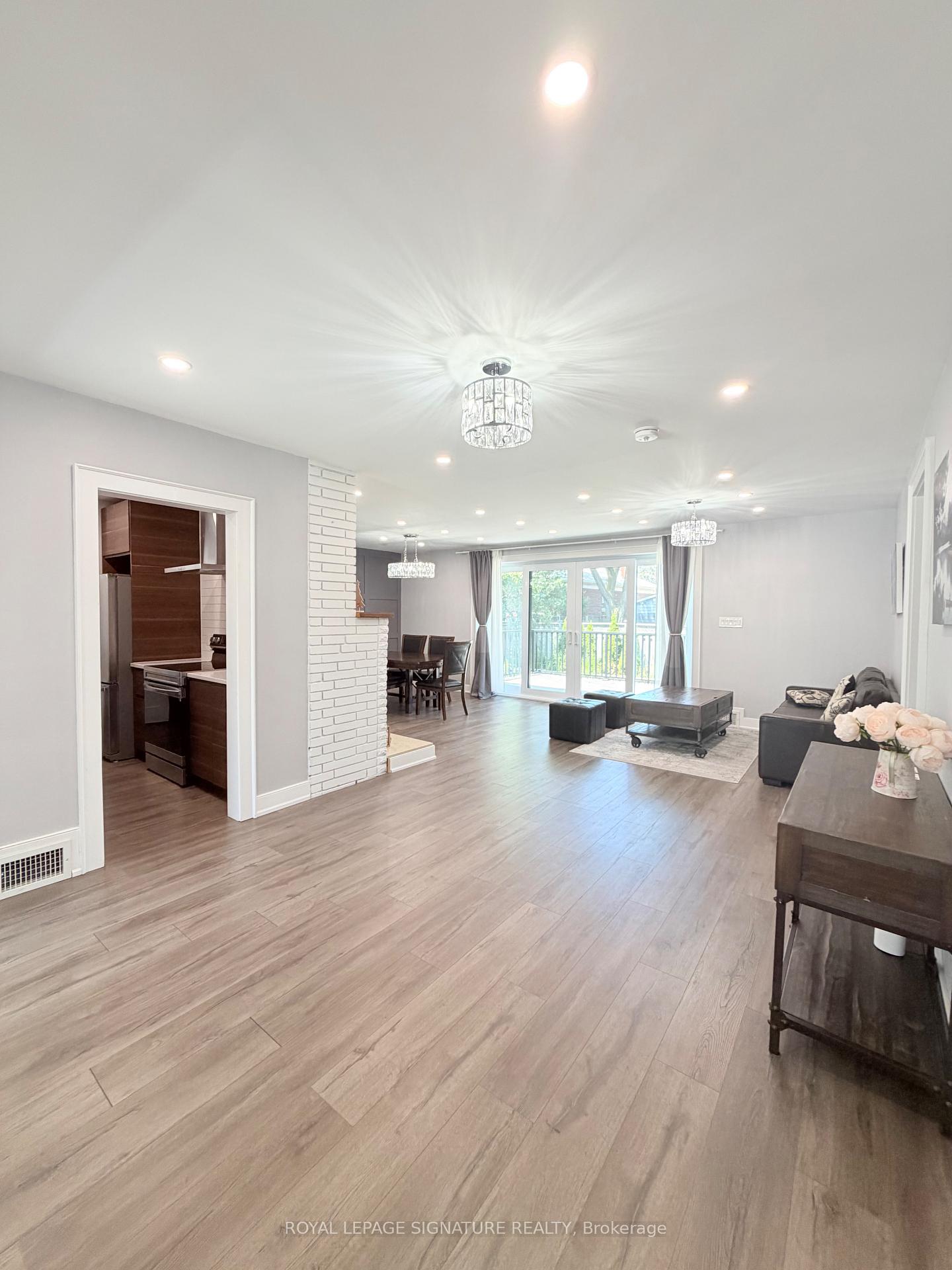 Photo 5 of 104 Great Oak Drive, Etobicoke, Princess-Rosethorn — HOMEH