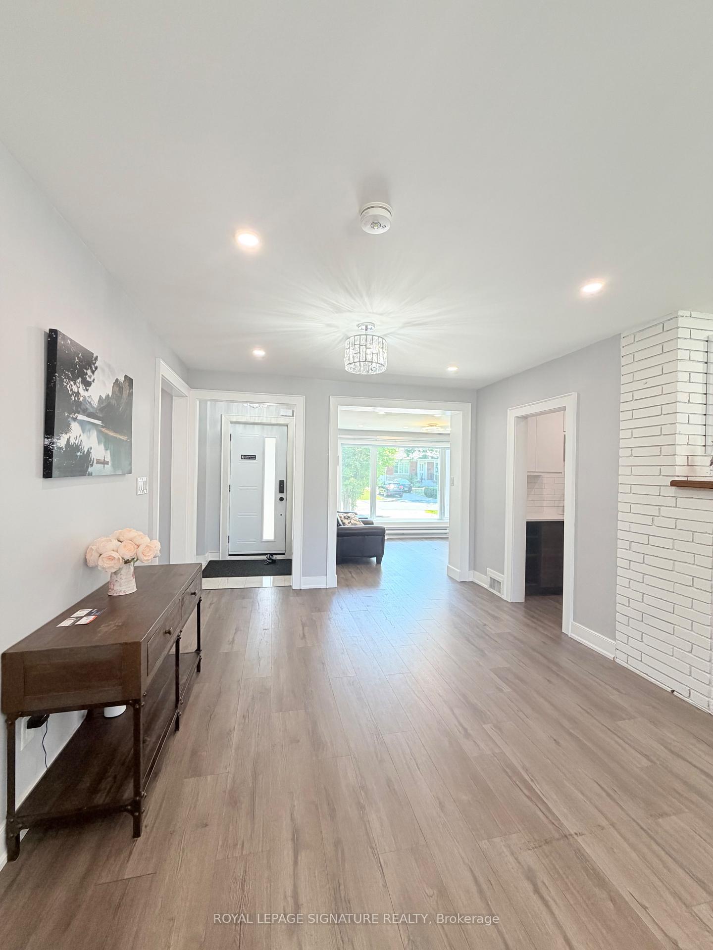 Photo 6 of 104 Great Oak Drive, Etobicoke, Princess-Rosethorn — HOMEH