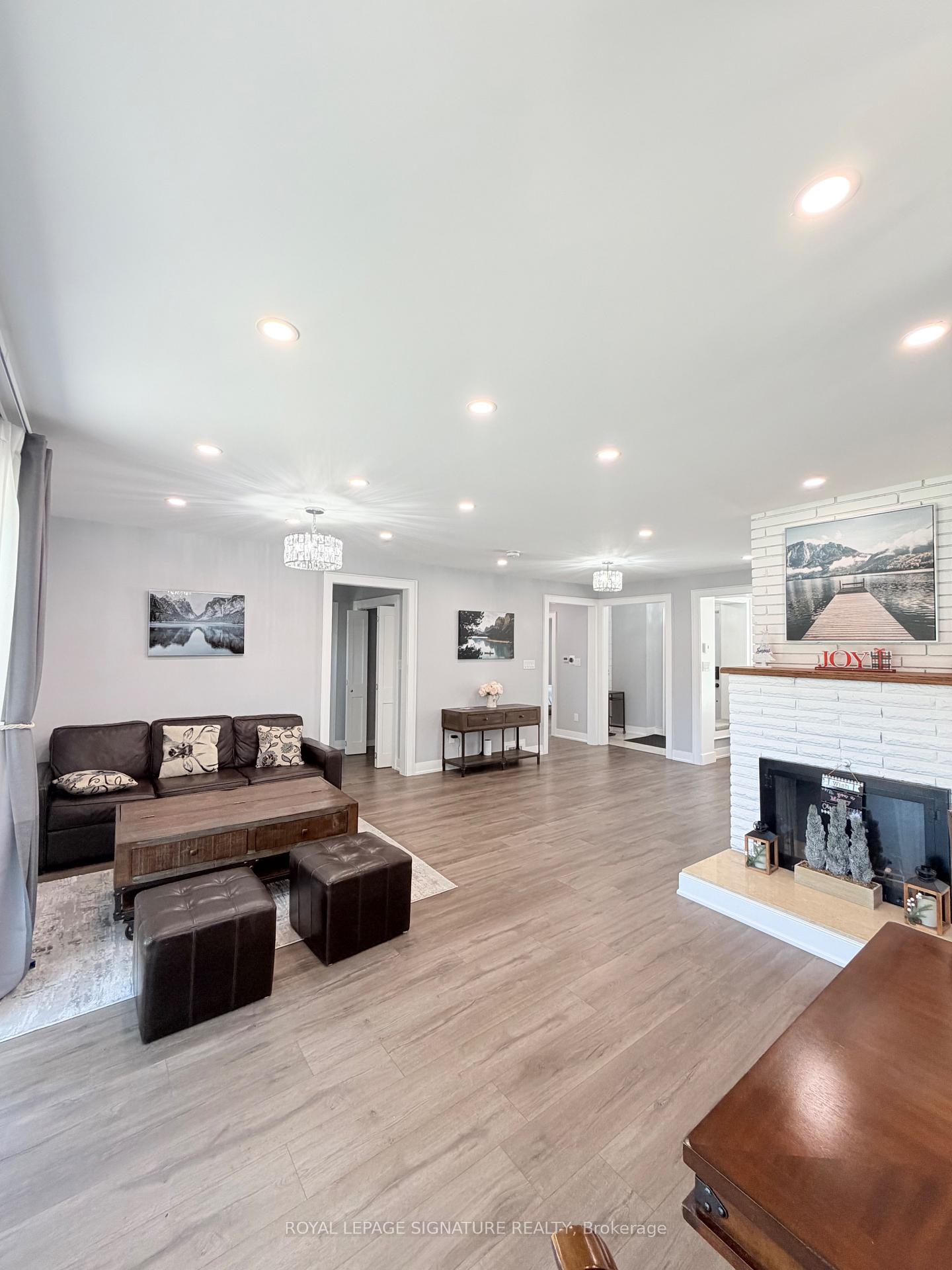 Photo 8 of 104 Great Oak Drive, Etobicoke, Princess-Rosethorn — HOMEH