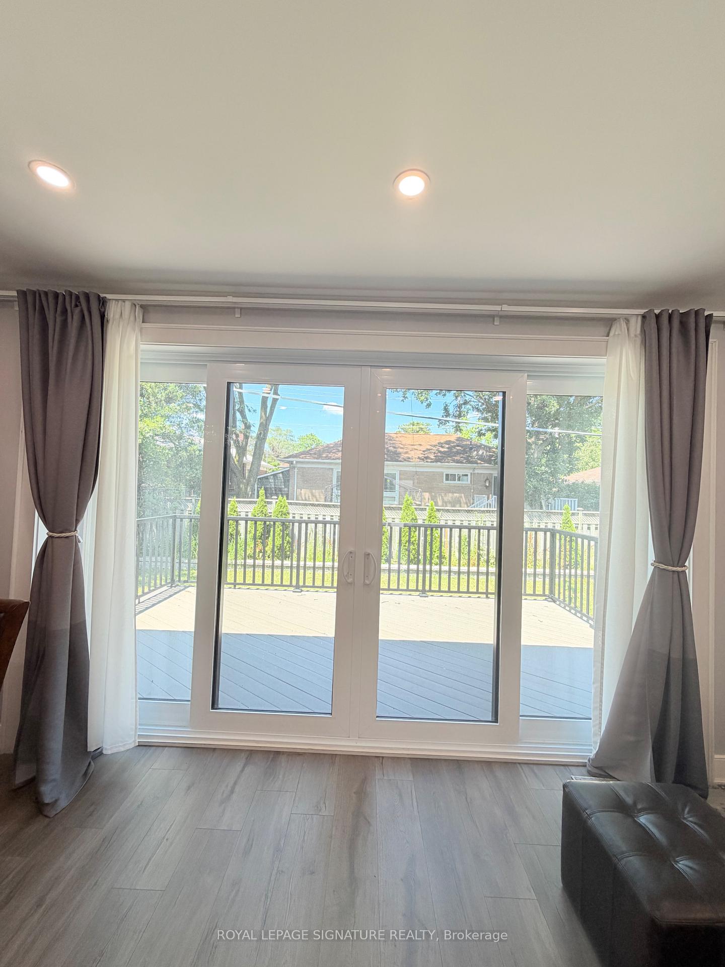 Photo 11 of 104 Great Oak Drive, Etobicoke, Princess-Rosethorn — HOMEH