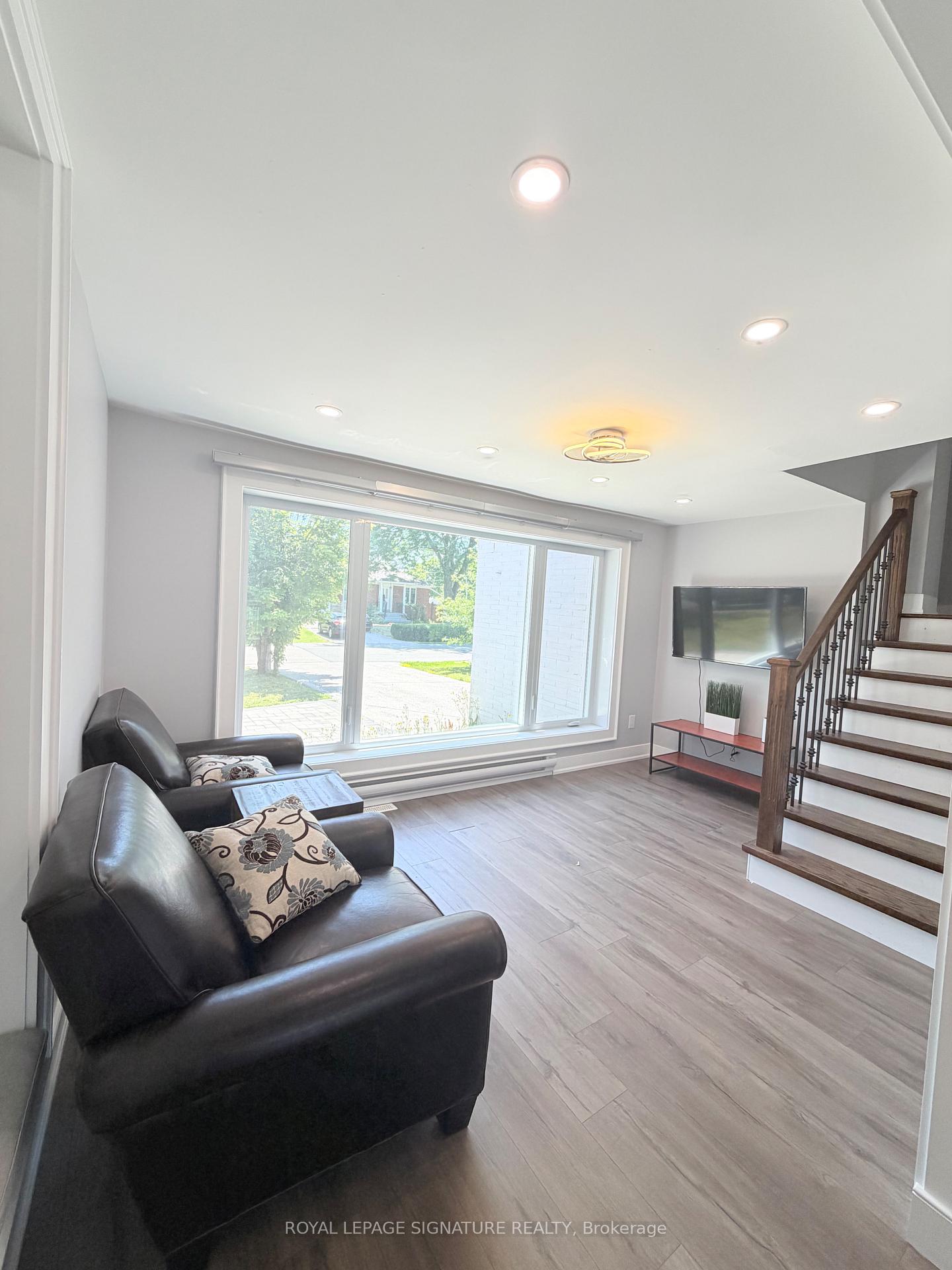 Photo 15 of 104 Great Oak Drive, Etobicoke, Princess-Rosethorn — HOMEH