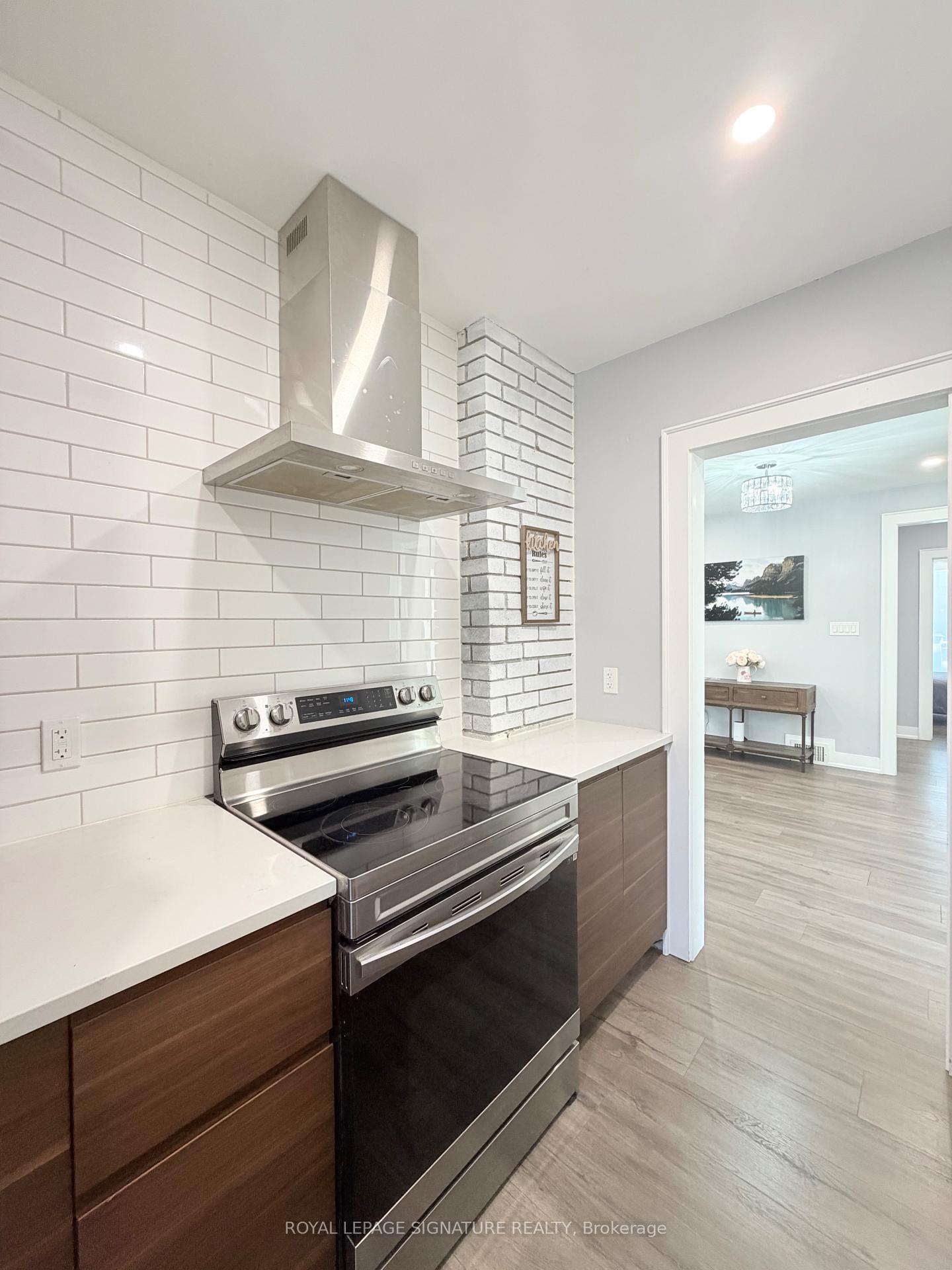 Photo 21 of 104 Great Oak Drive, Etobicoke, Princess-Rosethorn — HOMEH