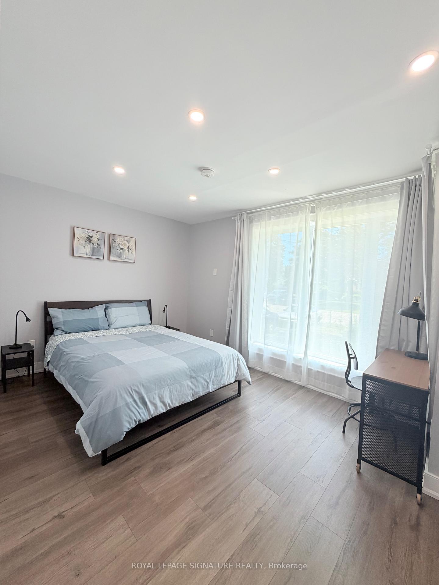 Photo 23 of 104 Great Oak Drive, Etobicoke, Princess-Rosethorn — HOMEH