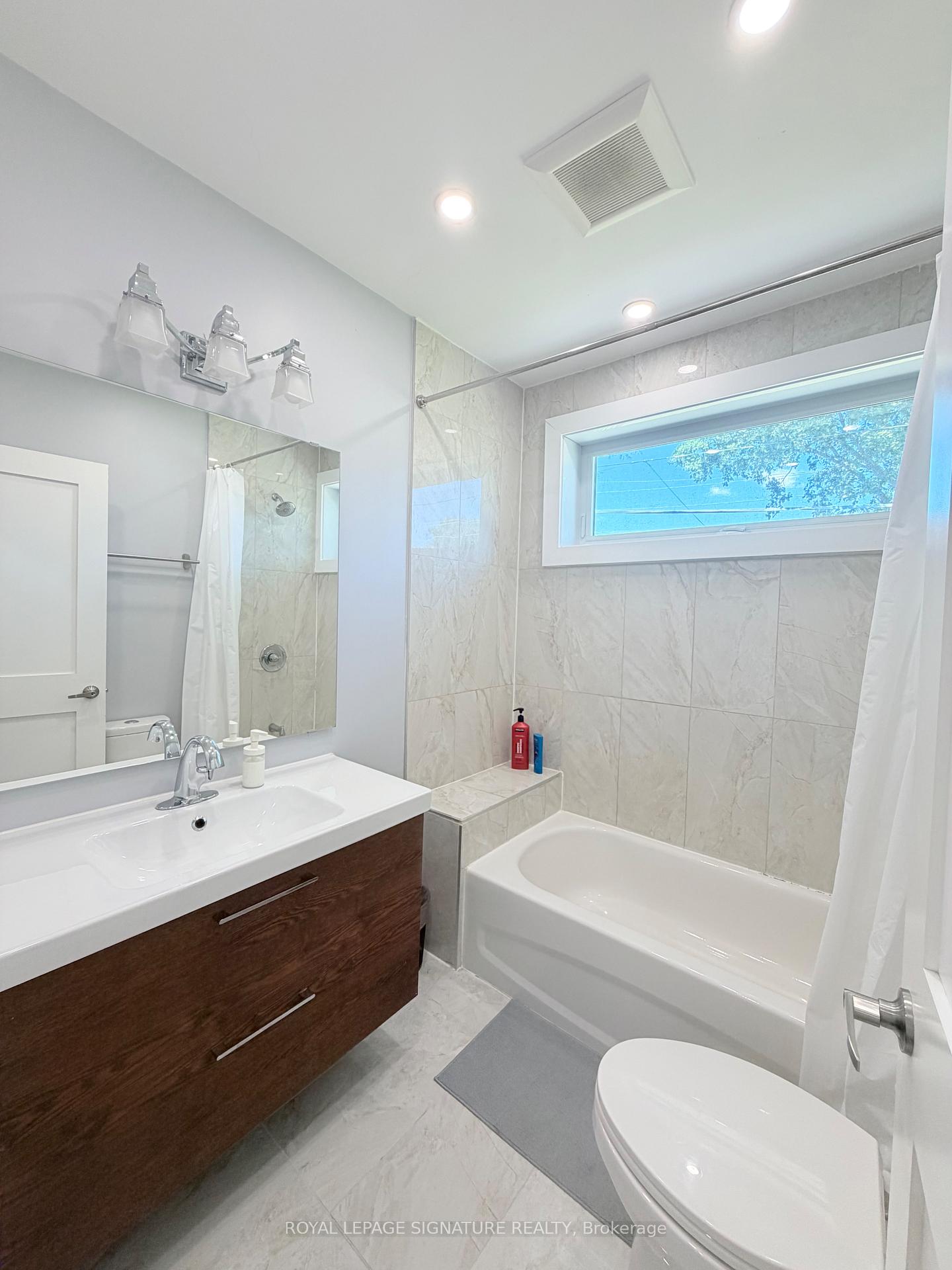 Photo 26 of 104 Great Oak Drive, Etobicoke, Princess-Rosethorn — HOMEH