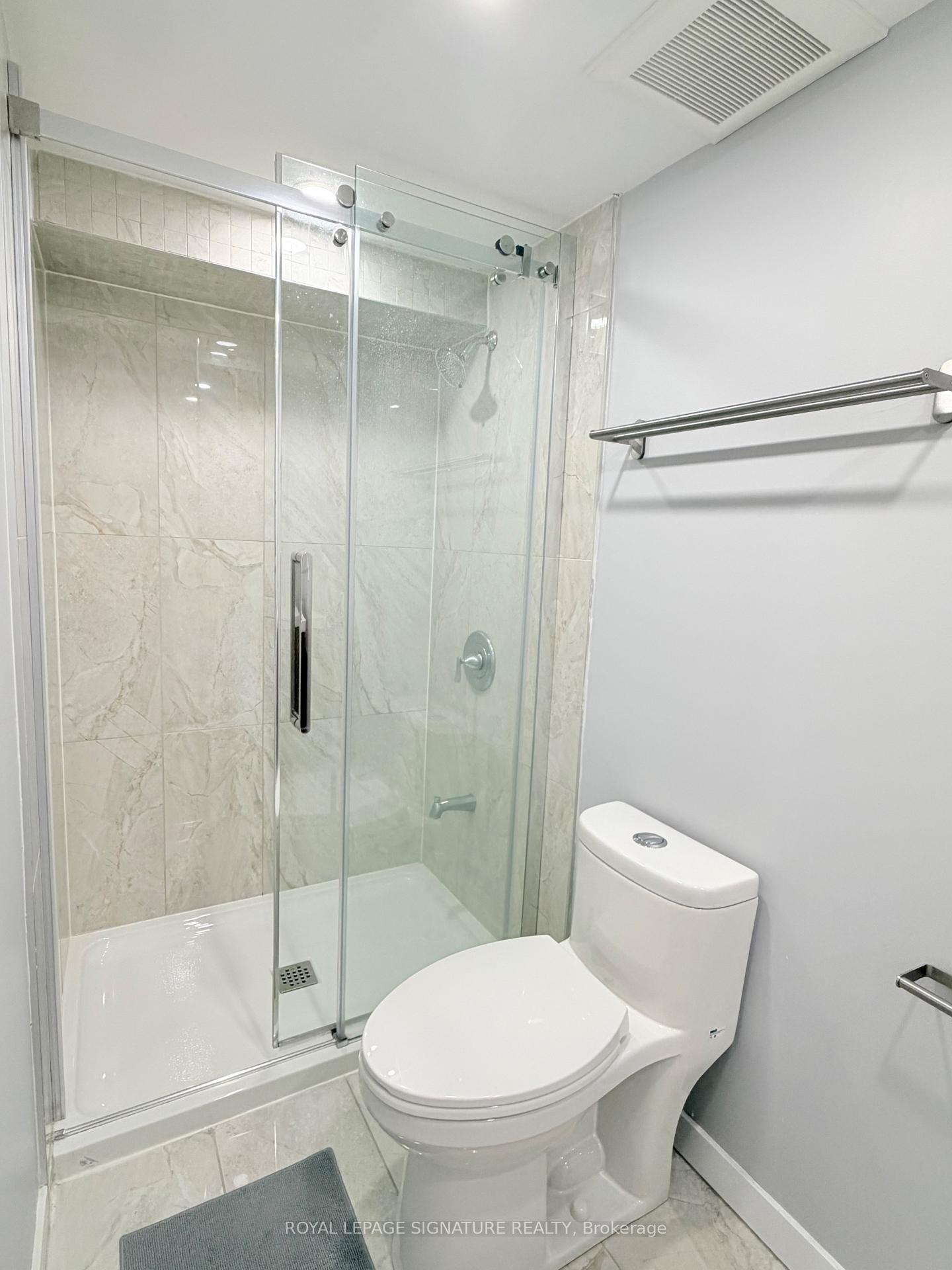 Photo 34 of 104 Great Oak Drive, Etobicoke, Princess-Rosethorn — HOMEH