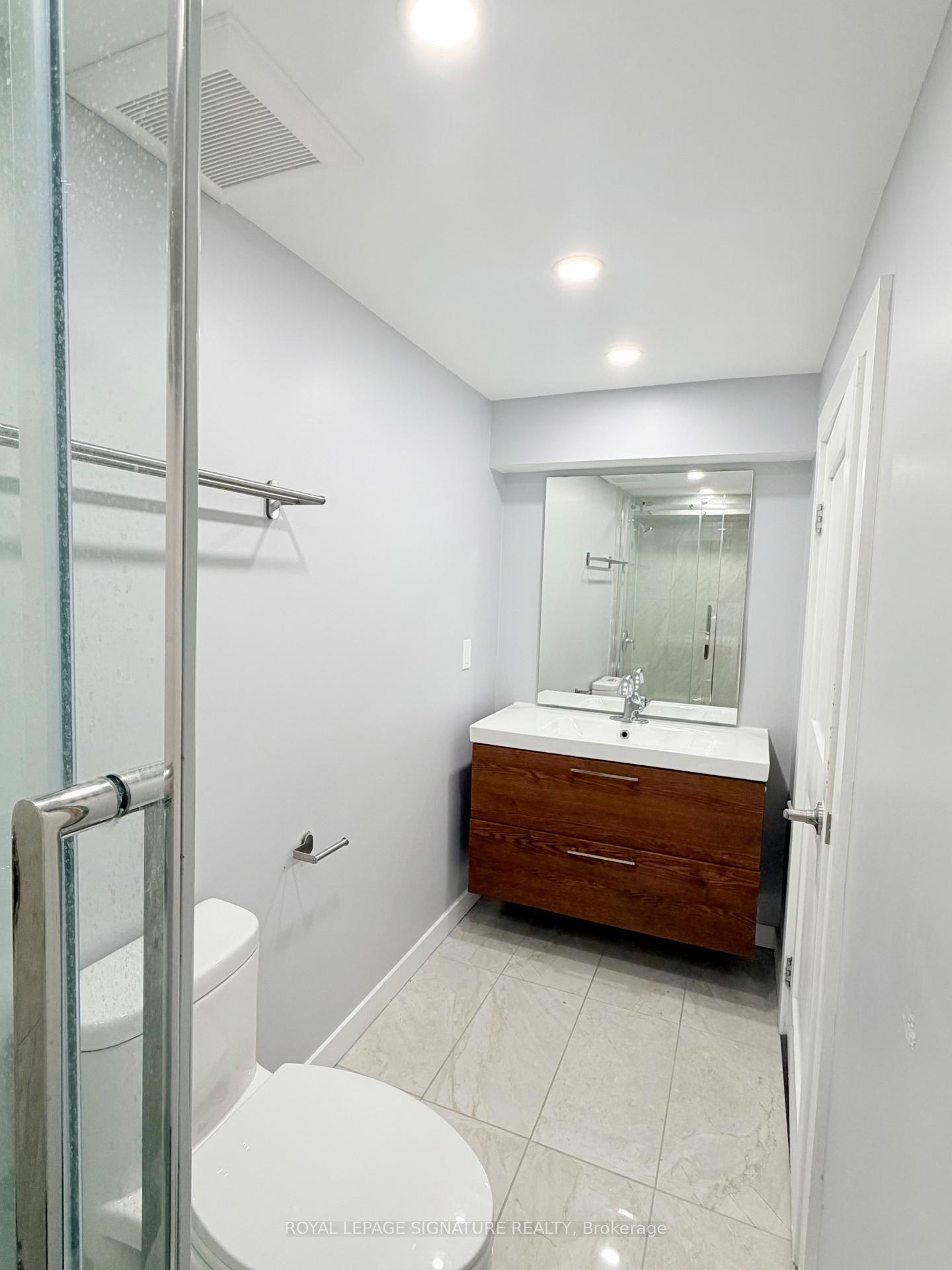Photo 35 of 104 Great Oak Drive, Etobicoke, Princess-Rosethorn — HOMEH