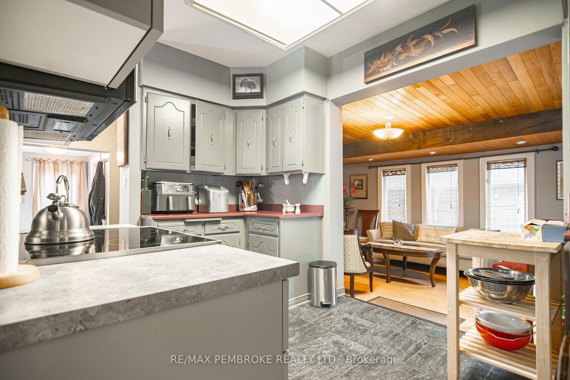 Photo 6 of 320 Mackay Street, Pembroke, Pembroke — HOMEH