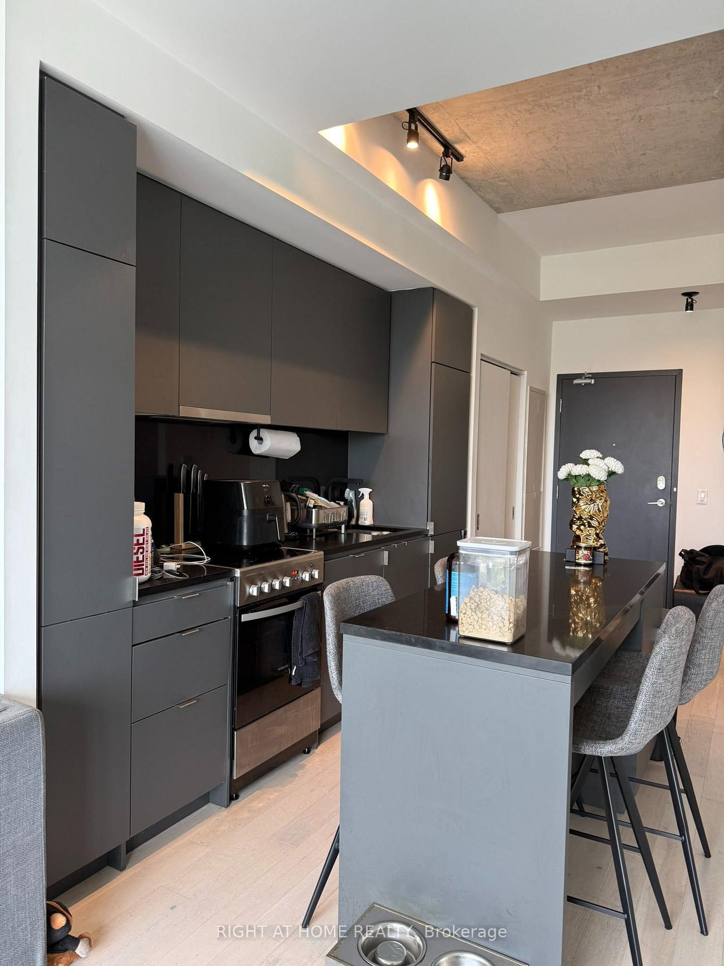 Photo 17 of Unit 817, 7 Smith Crescent, Etobicoke, Stonegate-Queensway — HOMEH
