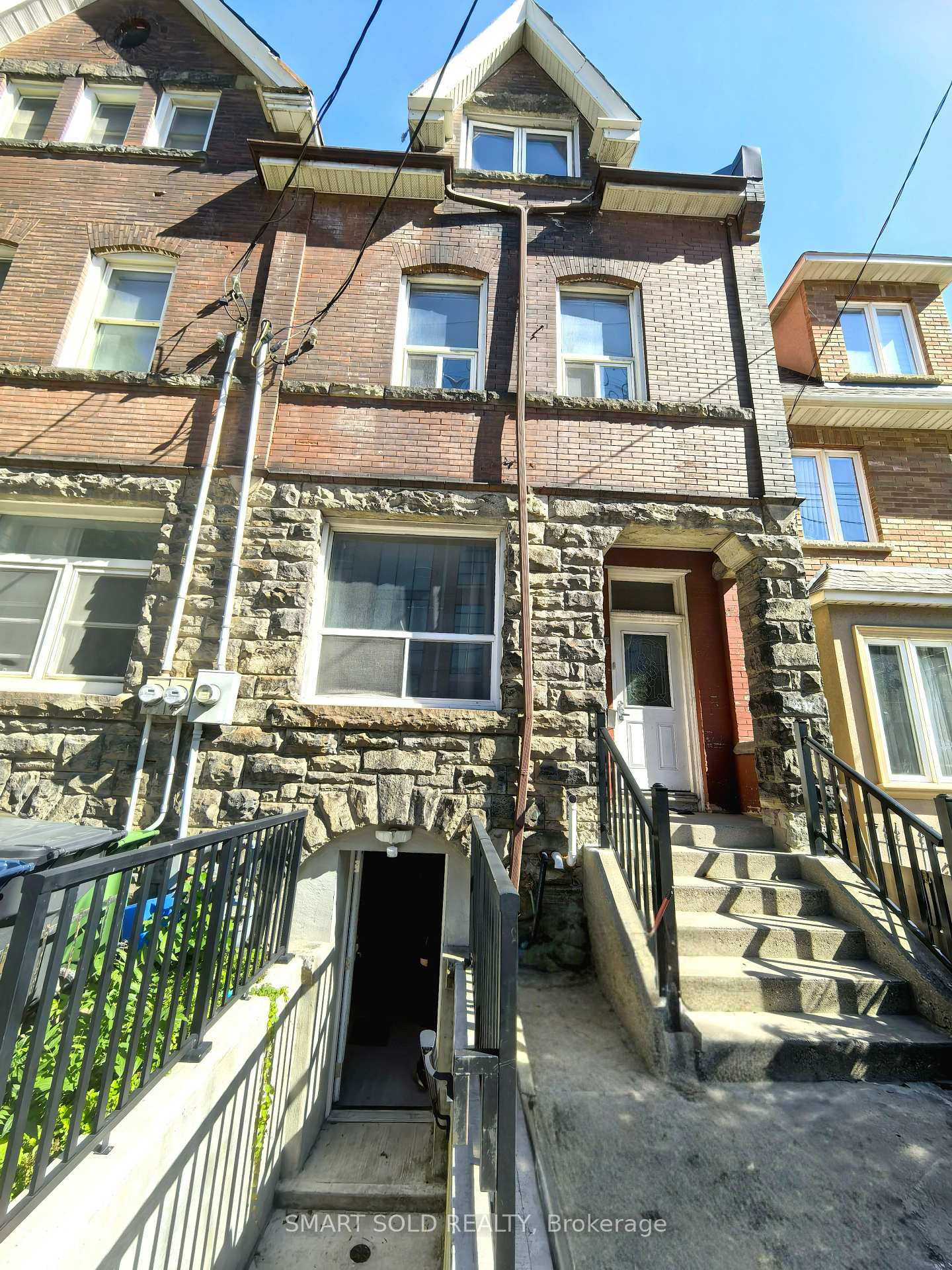 Front of Upper 437 Bathurst Street