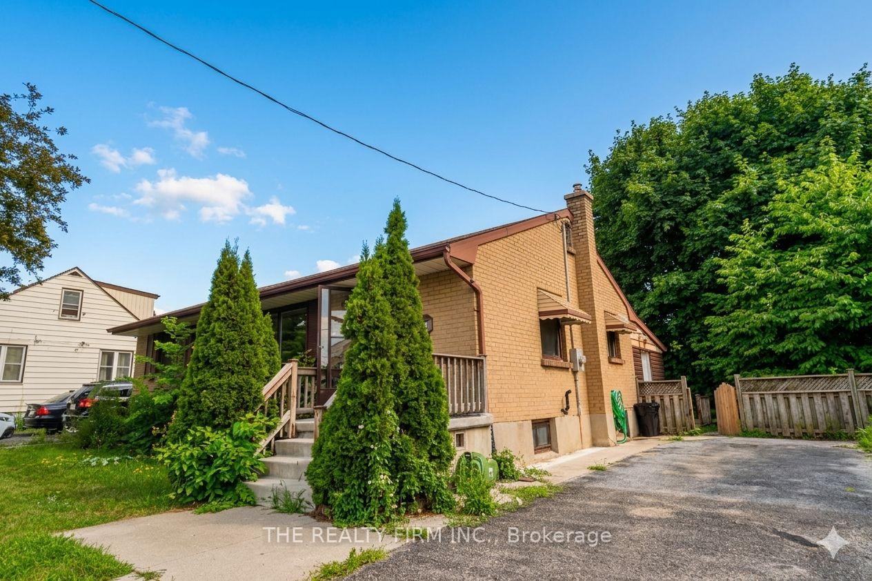 Photo 2 of 348 Winnipeg Boulevard, London, East H — HOMEH