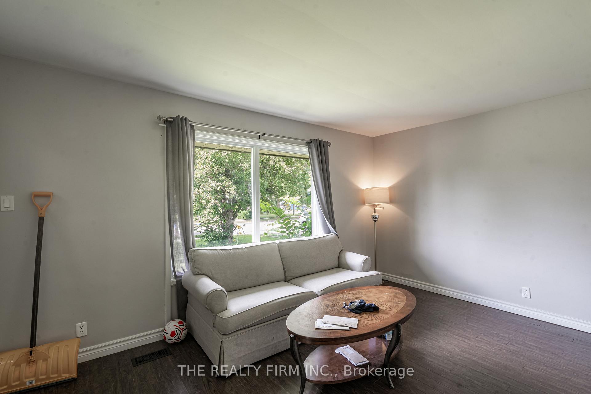 Photo 5 of 348 Winnipeg Boulevard, London, East H — HOMEH