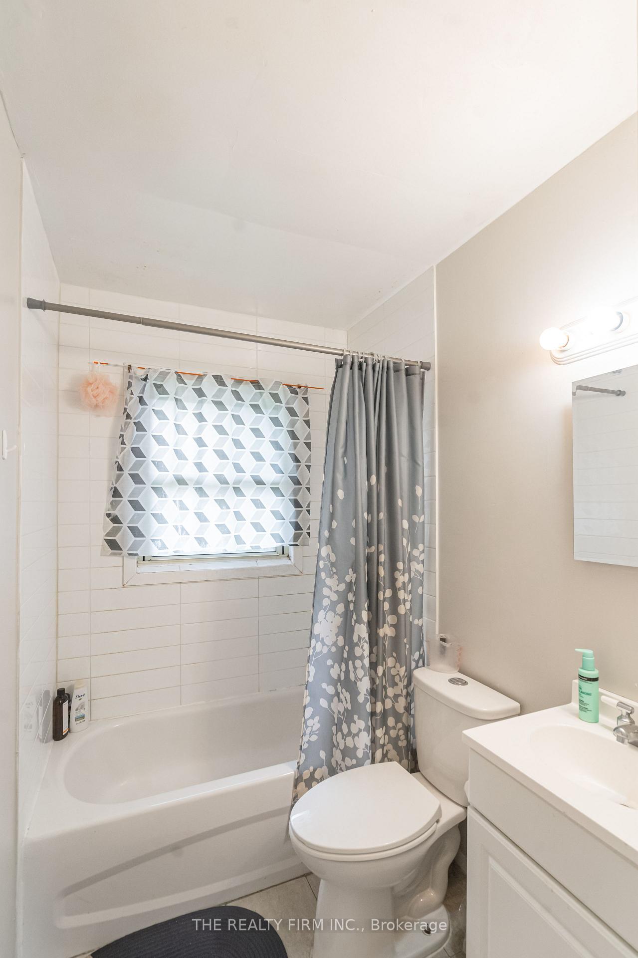 Photo 8 of 348 Winnipeg Boulevard, London, East H — HOMEH